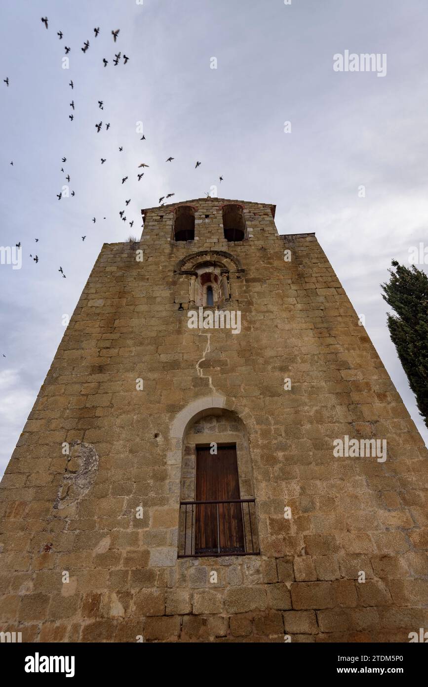 Chiesa di Sant Esteve de Pedret su una nuvolosa mattinata autunnale (Alt Empordà, Girona, Catalogna, Spagna) ESP Iglesia de Sant Esteve de Pedret, Gerona España Foto Stock