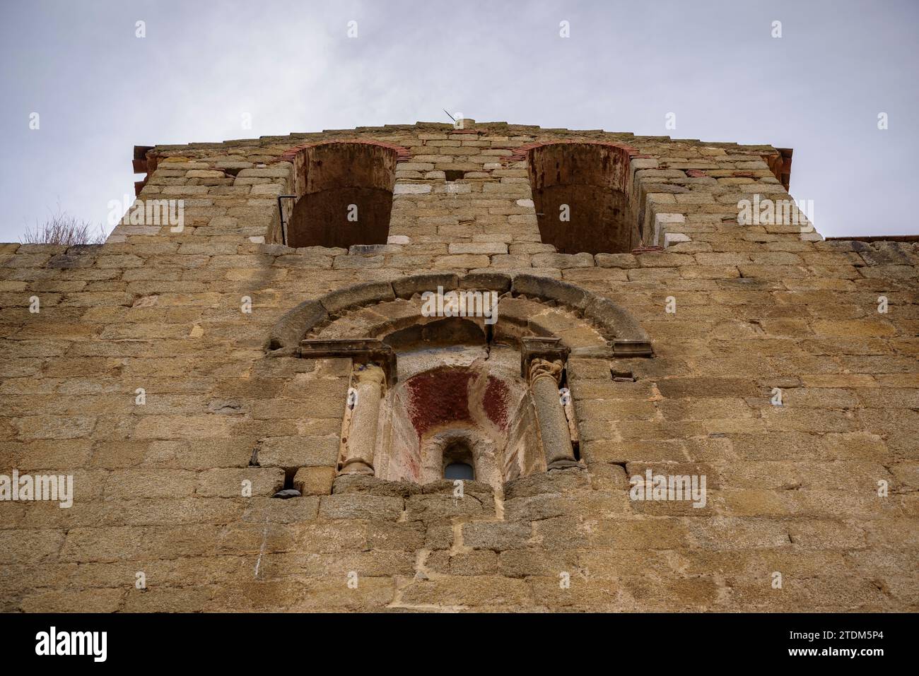 Chiesa di Sant Esteve de Pedret su una nuvolosa mattinata autunnale (Alt Empordà, Girona, Catalogna, Spagna) ESP Iglesia de Sant Esteve de Pedret, Gerona España Foto Stock