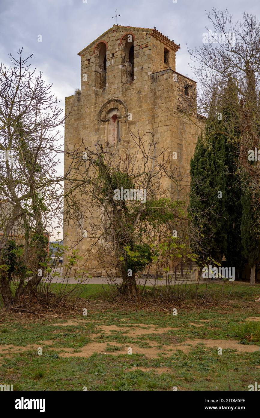 Chiesa di Sant Esteve de Pedret su una nuvolosa mattinata autunnale (Alt Empordà, Girona, Catalogna, Spagna) ESP Iglesia de Sant Esteve de Pedret, Gerona España Foto Stock