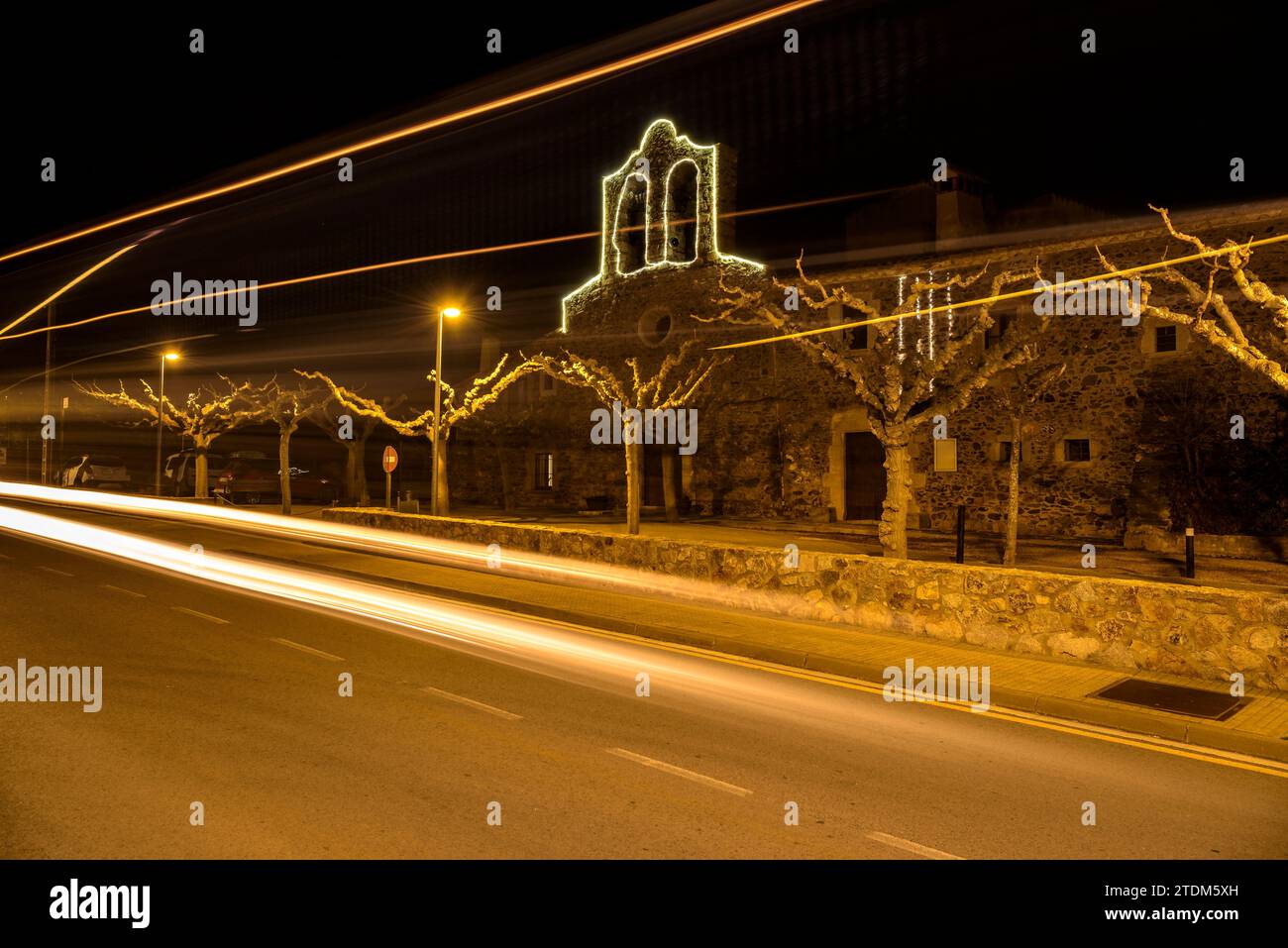 Chiesa di Sant Mateu de Vall-llobrega illuminata di notte a Natale (Baix Empordà, Girona, Catalogna, Spagna) ESP: Iglesia Sant Mateu Vall-llobrega Foto Stock