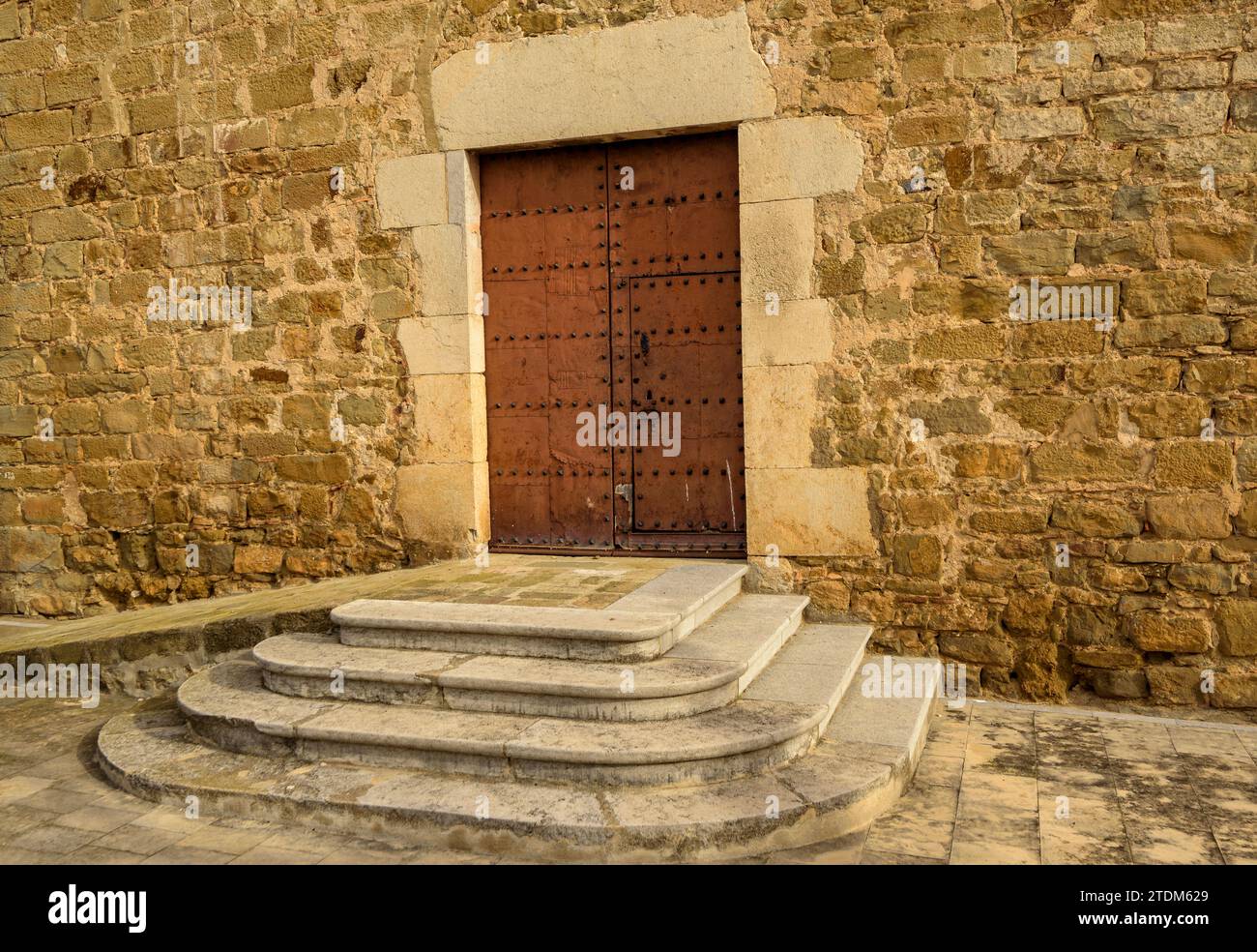 Chiesa di Sant Pere del castello di Vilopriu in un nuvoloso pomeriggio autunnale (Baix Empordà, Girona, Catalogna, Spagna) ESP: Iglesia de Sant Pere de Vilopriu Foto Stock