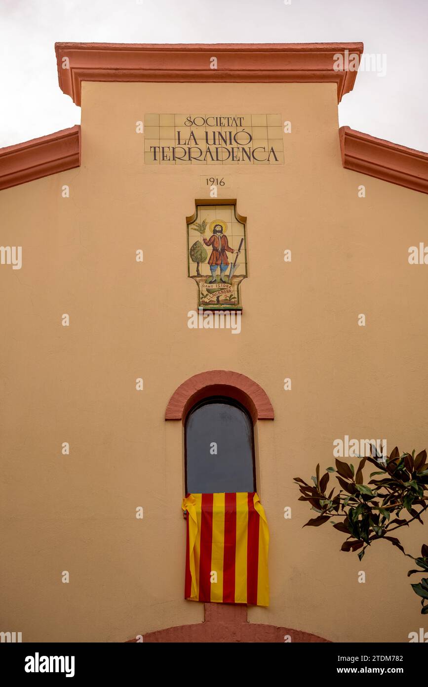 Facciata della Societat la Unió Terradenca nel villaggio di Terrades, in una nuvolosa mattinata autunnale (Alt Empordà, Girona, Catalogna, Spagna) Foto Stock