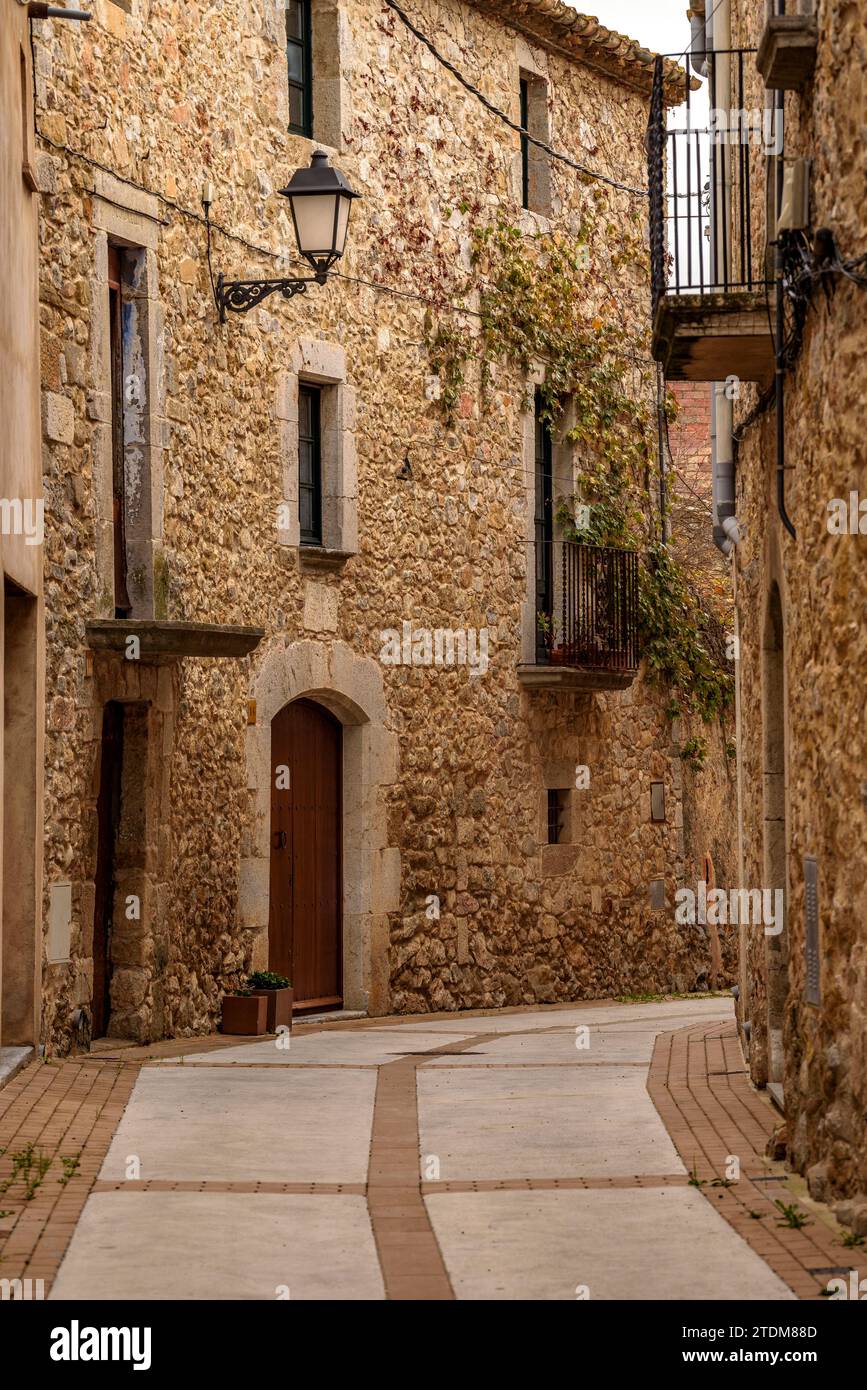 Strada nel villaggio di Ullà in un pomeriggio d'autunno nuvoloso (Baix Empordà, Girona, Catalogna, Spagna) ESP: Calle del pueblo de Ullà (Gerona, España) Foto Stock