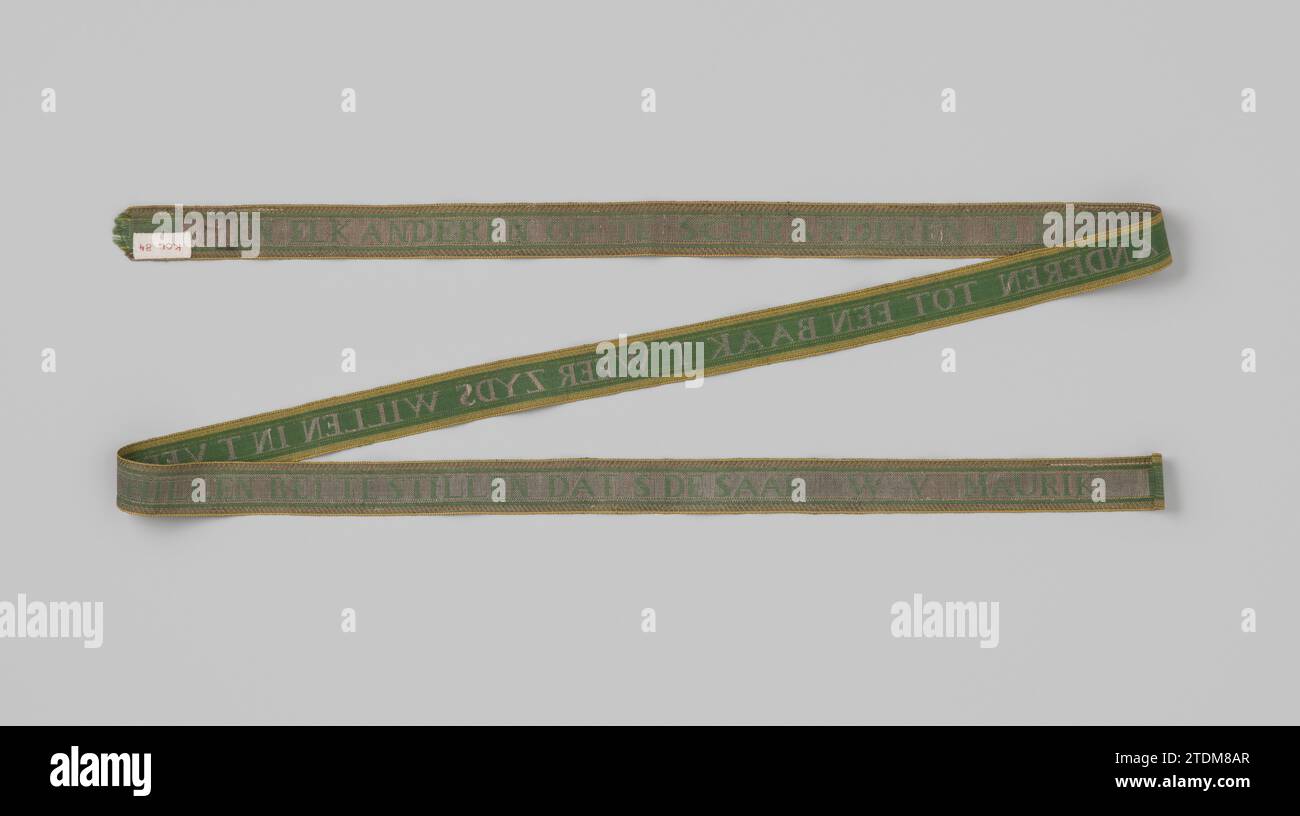 Cinturino per giarrettiera di seta verde, tessitura con filo d'argento. Nella lunghezza, l'iscrizione 'e l'uno dell'altro è da sminuzzare e gli altri vogliono soddisfare le differenze nelle differenze che affondano' letta, anonima, prima del 1877 ca. Cinturino di seta verde, tessendo con filo d'argento. Nella lunghezza, l'iscrizione "e l'uno dell'altro deve essere tagliata e gli altri vogliono essere in grado di soddisfare le differenze che affondano" leggere". Olanda geheel: silk. Filo argento cinturino per giarrettiera di seta verde, tessitura con filo d'argento. Nella lunghezza, l'iscrizione 'e l'uno dell'altro deve essere fatta a pezzi e gli altri wa Foto Stock