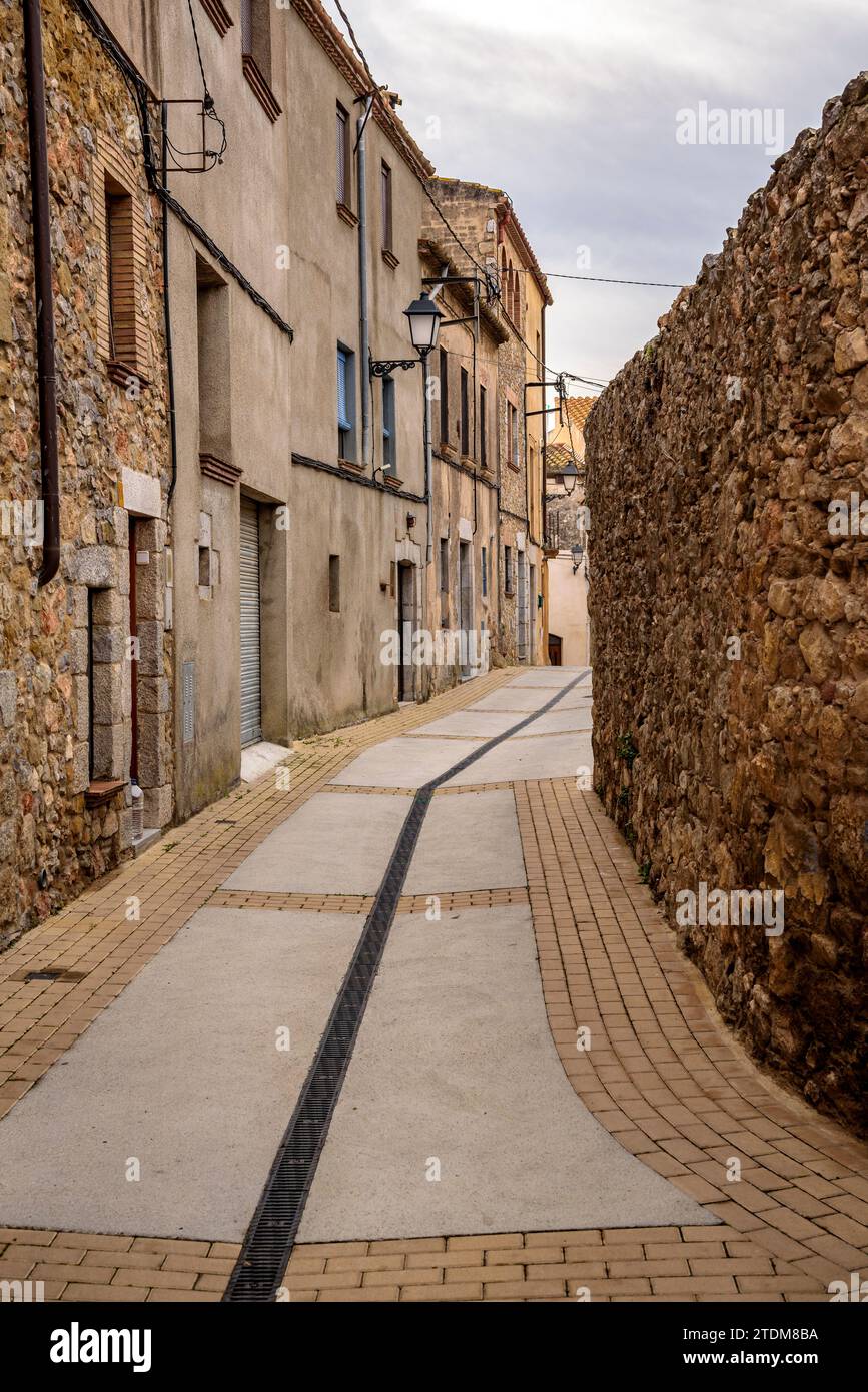 Strada nel villaggio di Ullà in un pomeriggio d'autunno nuvoloso (Baix Empordà, Girona, Catalogna, Spagna) ESP: Calle del pueblo de Ullà (Gerona, España) Foto Stock