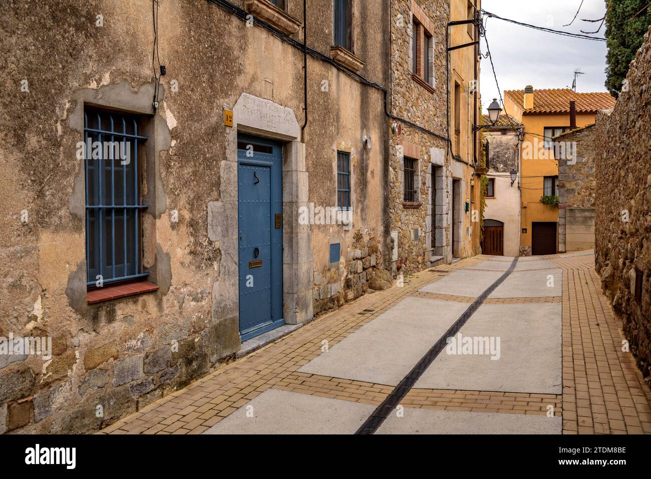 Strada nel villaggio di Ullà in un pomeriggio d'autunno nuvoloso (Baix Empordà, Girona, Catalogna, Spagna) ESP: Calle del pueblo de Ullà (Gerona, España) Foto Stock