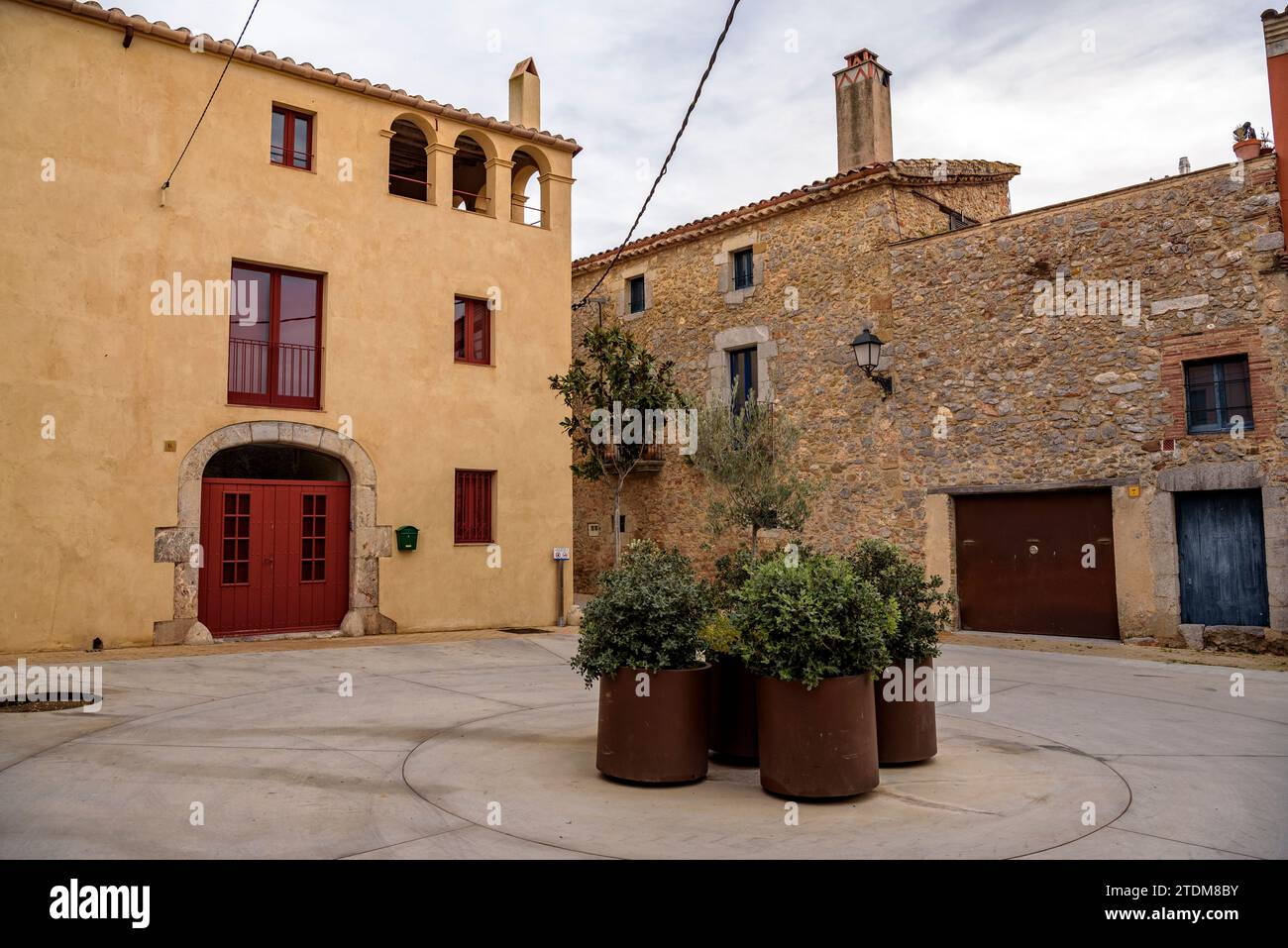 Strada nel villaggio di Ullà in un pomeriggio d'autunno nuvoloso (Baix Empordà, Girona, Catalogna, Spagna) ESP: Calle del pueblo de Ullà (Gerona, España) Foto Stock
