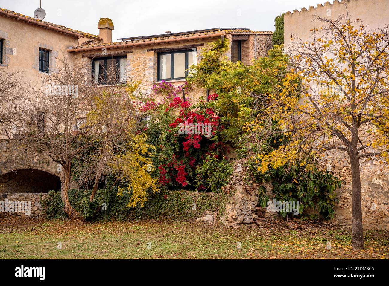 Strada nel villaggio di Ullà in un pomeriggio d'autunno nuvoloso (Baix Empordà, Girona, Catalogna, Spagna) ESP: Calle del pueblo de Ullà (Gerona, España) Foto Stock