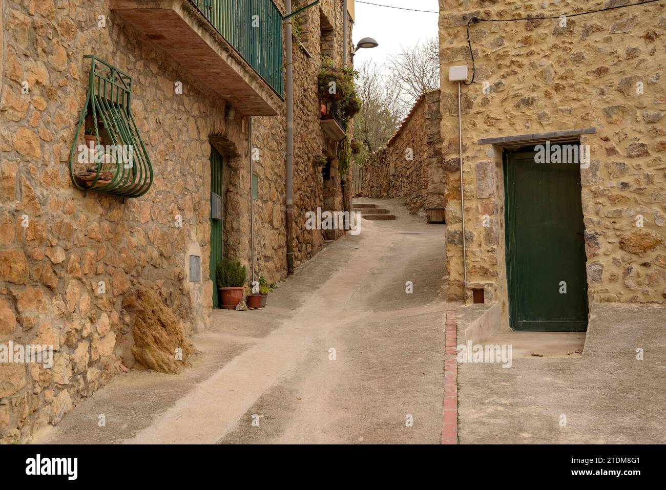 Via del villaggio di Biure in una nuvolosa mattinata autunnale (Alt Empordà, Girona, Catalogna, Spagna) ESP Calle del pueblo de Biure en una mañana invernal Foto Stock
