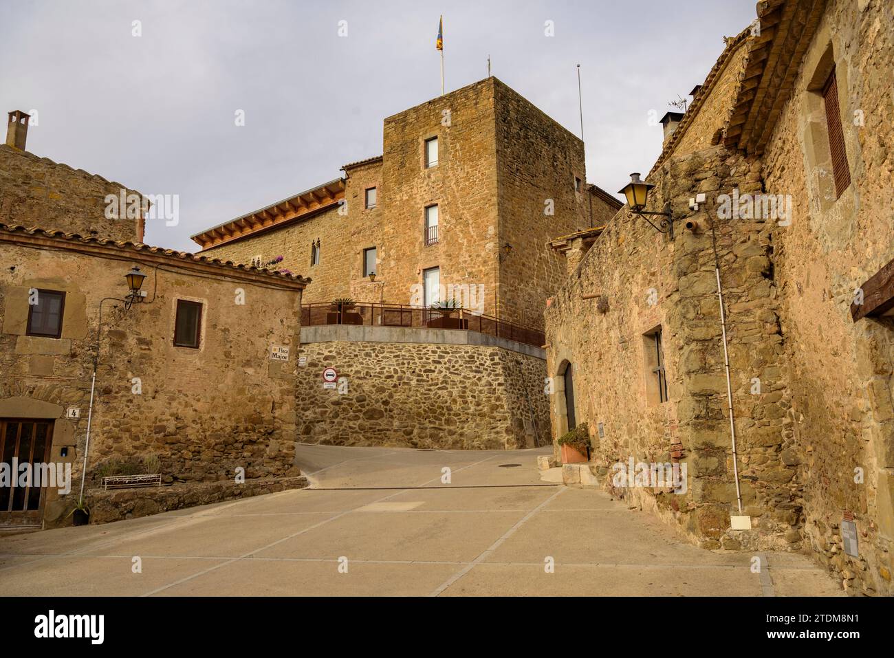 Castello di Vilopriu in un nuvoloso pomeriggio autunnale. Baix Empordà, Girona, Catalogna, Spagna ESP: Castillo de Vilopriu en una tarde de de Otoño nublada. Ampurdám Foto Stock