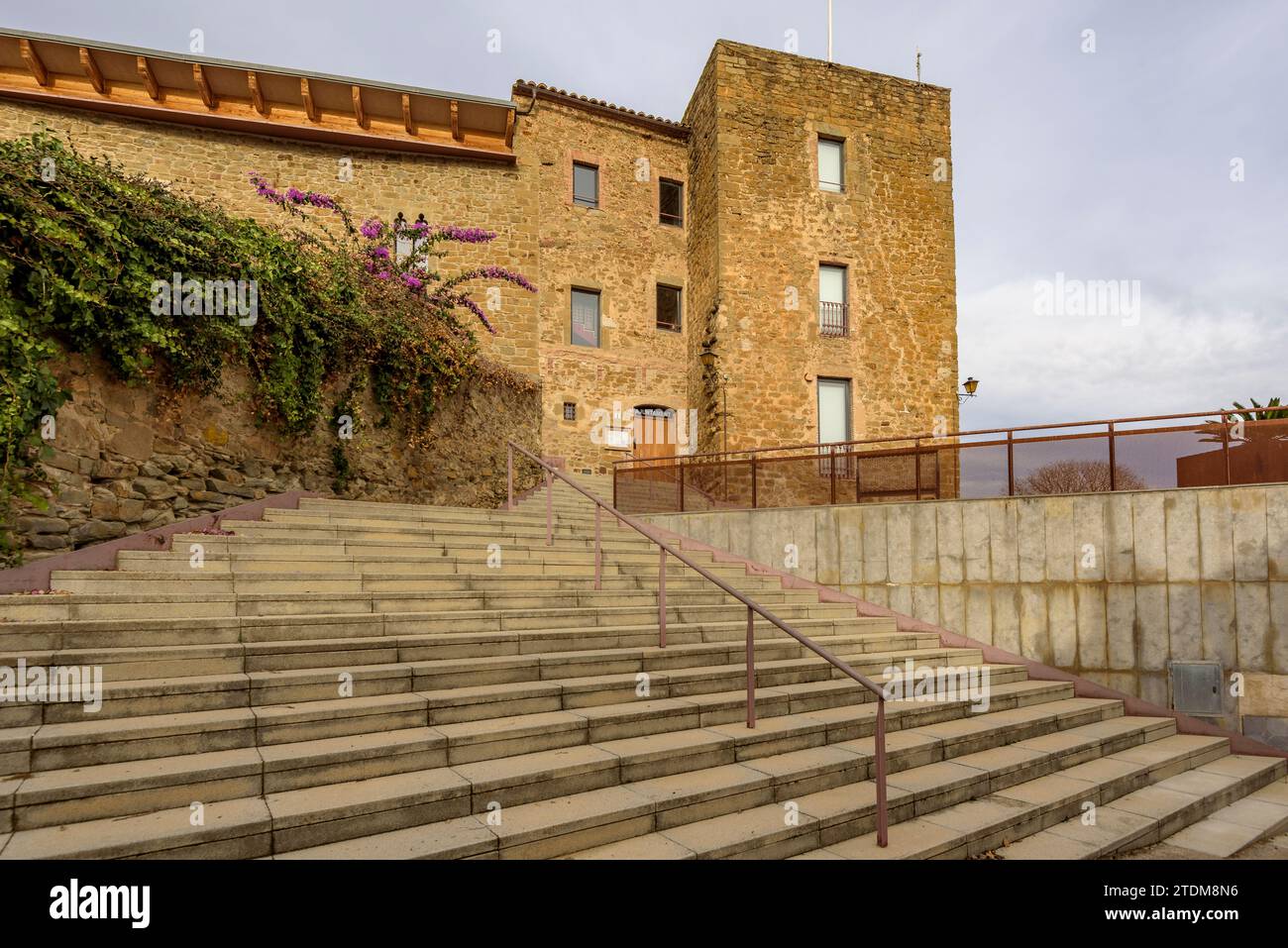 Castello di Vilopriu in un nuvoloso pomeriggio autunnale. Baix Empordà, Girona, Catalogna, Spagna ESP: Castillo de Vilopriu en una tarde de de Otoño nublada. Ampurdám Foto Stock