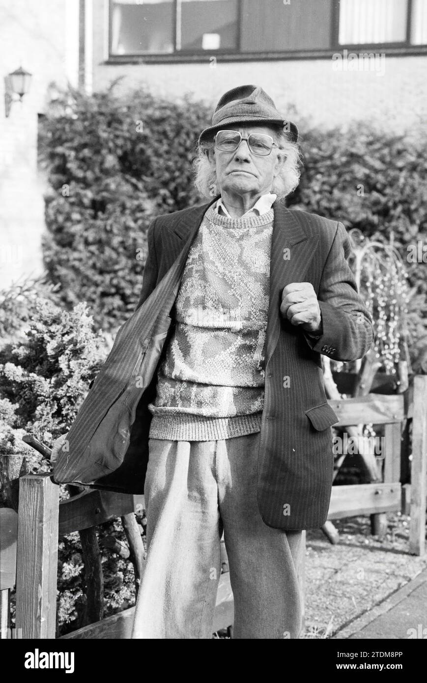 Ritratto di uomo con cappello, Whizgle News from the Past, su misura per il futuro. Esplora le narrazioni storiche, l'immagine dell'agenzia olandese olandese con una prospettiva moderna, colmando il divario tra gli eventi di ieri e quelli di domani. Un viaggio senza tempo che delinea le storie che plasmano il nostro futuro Foto Stock