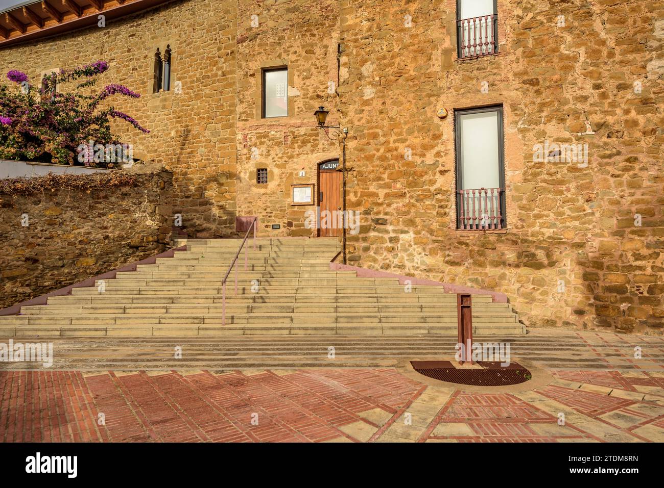 Castello di Vilopriu in un nuvoloso pomeriggio autunnale. Baix Empordà, Girona, Catalogna, Spagna ESP: Castillo de Vilopriu en una tarde de de Otoño nublada. Ampurdám Foto Stock