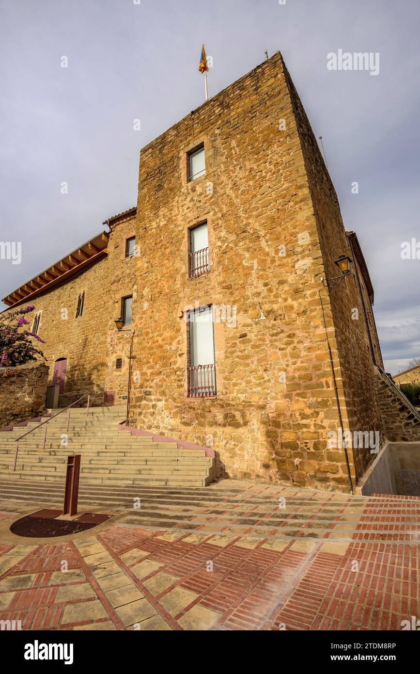 Castello di Vilopriu in un nuvoloso pomeriggio autunnale. Baix Empordà, Girona, Catalogna, Spagna ESP: Castillo de Vilopriu en una tarde de de Otoño nublada. Ampurdám Foto Stock