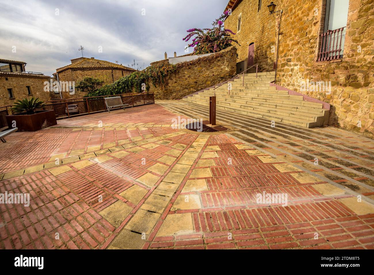 Castello di Vilopriu in un nuvoloso pomeriggio autunnale. Baix Empordà, Girona, Catalogna, Spagna ESP: Castillo de Vilopriu en una tarde de de Otoño nublada. Ampurdám Foto Stock