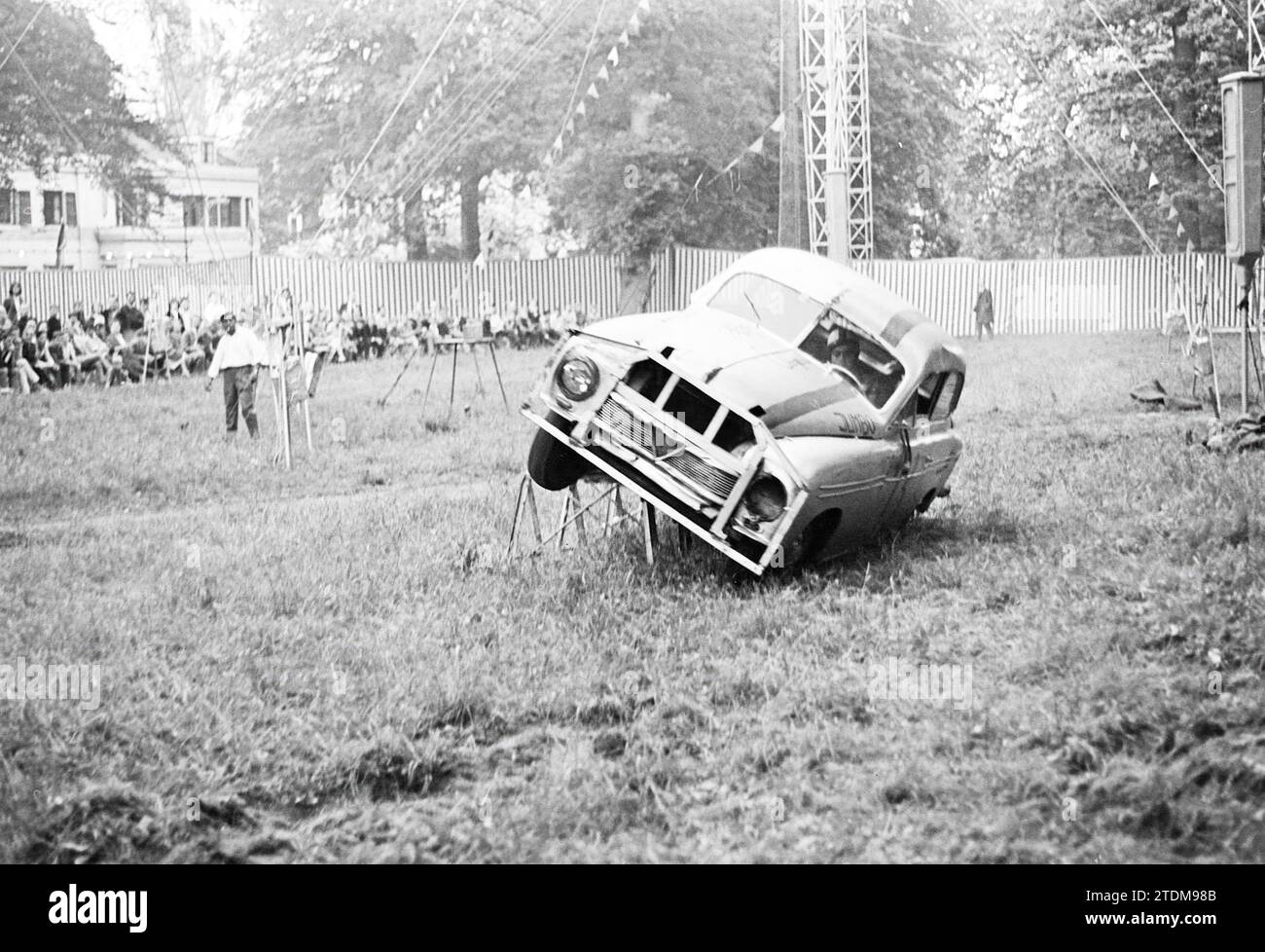 Brasiliana Bosslé acrobat Group stunt with car wreck, 10-06-1964, Whizgle News from the Past, su misura per il futuro. Esplora le narrazioni storiche, l'immagine dell'agenzia olandese olandese con una prospettiva moderna, colmando il divario tra gli eventi di ieri e quelli di domani. Un viaggio senza tempo che delinea le storie che plasmano il nostro futuro Foto Stock