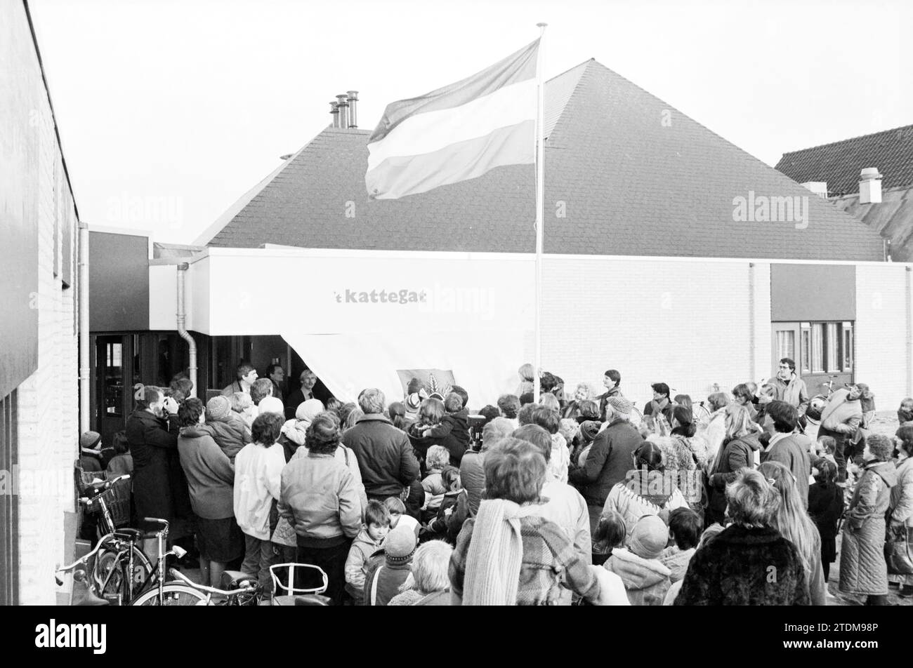 Social open House. Centro culturale Bornholm Hoofddorp, quartieri, centri comunitari, negozi locali, centri di formazione, aperto giorno e open House, Hoofddorp, Bornholm, Paesi Bassi, 16-01-1982, Whizgle News dal passato, su misura per il futuro. Esplora le narrazioni storiche, l'immagine dell'agenzia olandese olandese con una prospettiva moderna, colmando il divario tra gli eventi di ieri e quelli di domani. Un viaggio senza tempo che delinea le storie che plasmano il nostro futuro Foto Stock