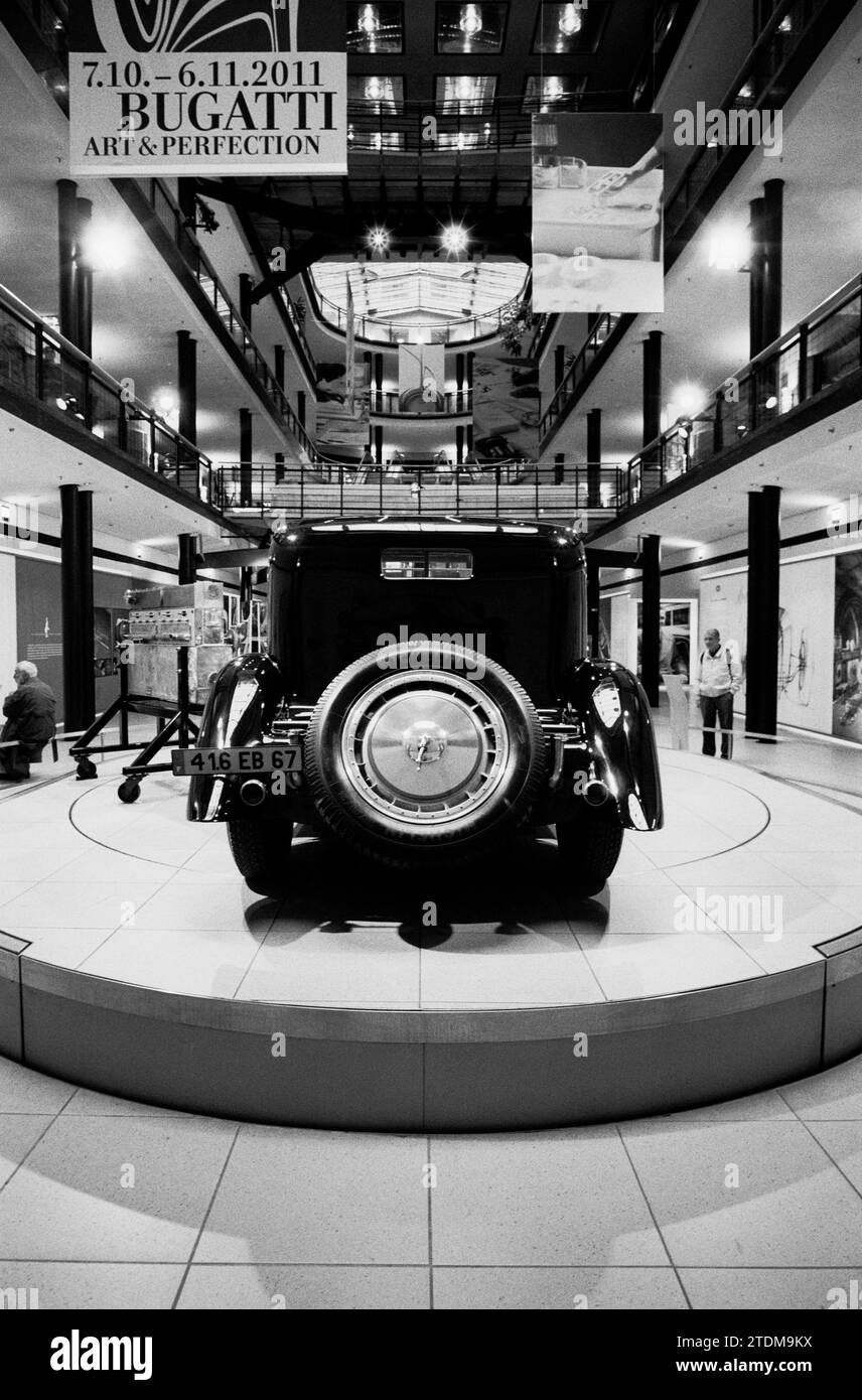 UNO DEI SETTE MODELLI REALIZZATI TRA IL 1926-1933 DA ETTORE BUGATTI - BUGATTI ROYALE TIPO 41 - BERLINO GERMANIA - ELEGANZA FRANCESE - FILM D'ARGENTO © FOTOGRAFIA : F.BEAUMONT Foto Stock