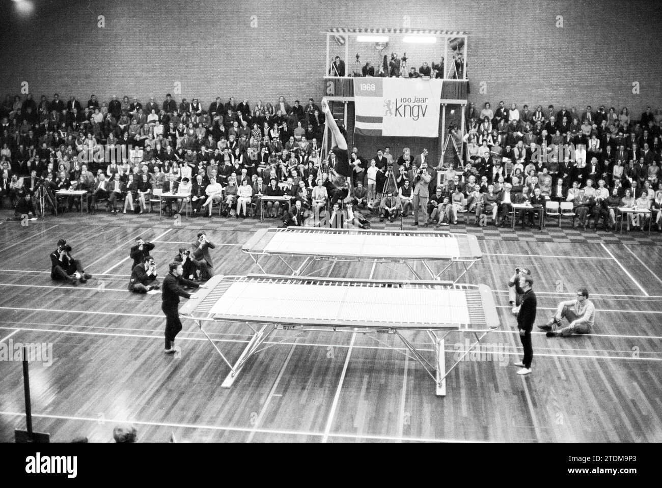 World Trampoline Championship, 30-11-1968, Whizgle News from the Past, su misura per il futuro. Esplora le narrazioni storiche, l'immagine dell'agenzia olandese olandese con una prospettiva moderna, colmando il divario tra gli eventi di ieri e quelli di domani. Un viaggio senza tempo che delinea le storie che plasmano il nostro futuro Foto Stock