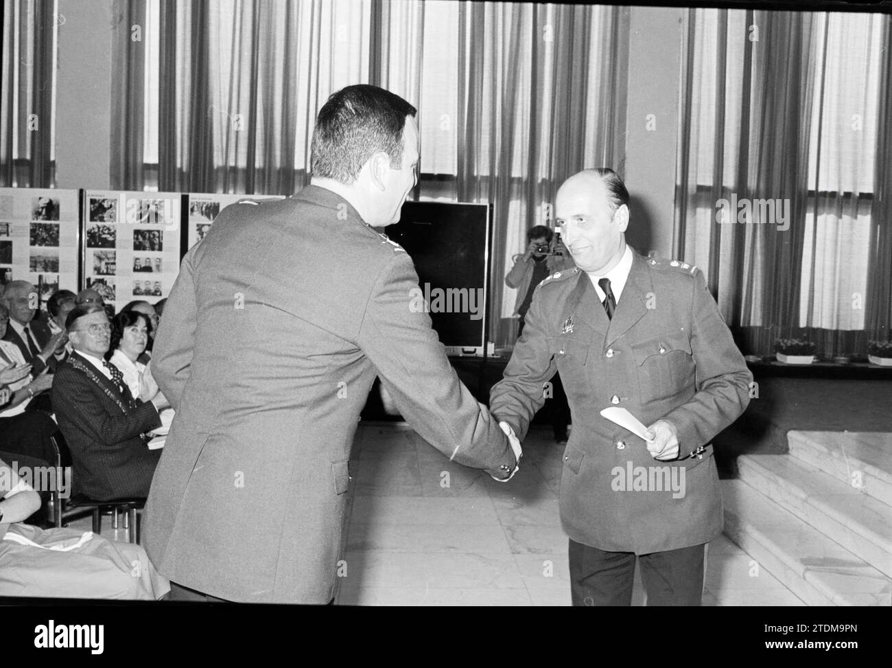 Comm. Installazione Miller, polizia, 02-05-1980, Whizgle News from the Past, su misura per il futuro. Esplora le narrazioni storiche, l'immagine dell'agenzia olandese olandese con una prospettiva moderna, colmando il divario tra gli eventi di ieri e quelli di domani. Un viaggio senza tempo che delinea le storie che plasmano il nostro futuro Foto Stock