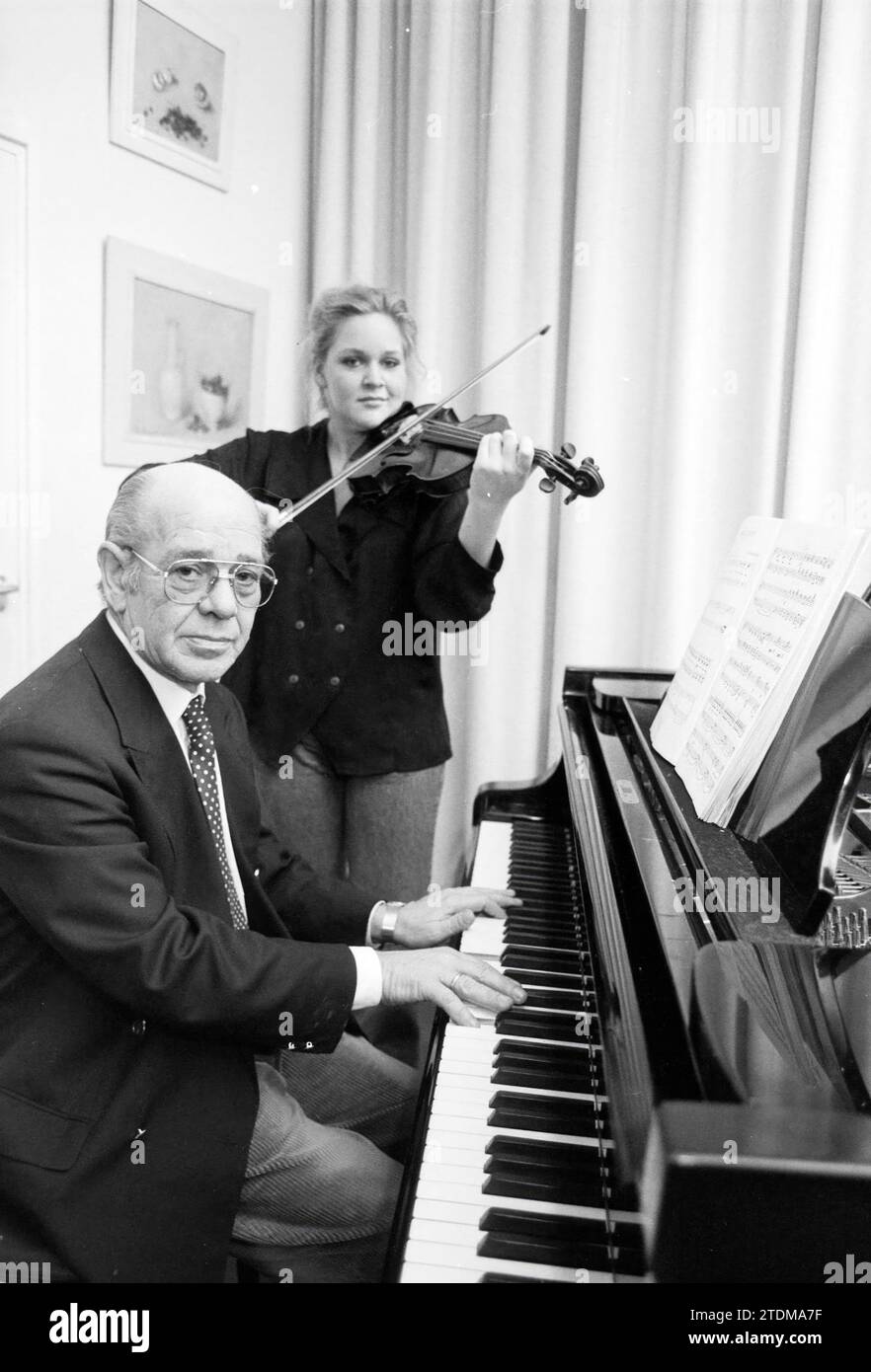 De Groot con la figlia Haarlem, Paesi Bassi, 12-11-1991, Whizgle News from the Past, su misura per il futuro. Esplora le narrazioni storiche, l'immagine dell'agenzia olandese olandese con una prospettiva moderna, colmando il divario tra gli eventi di ieri e quelli di domani. Un viaggio senza tempo che delinea le storie che plasmano il nostro futuro Foto Stock