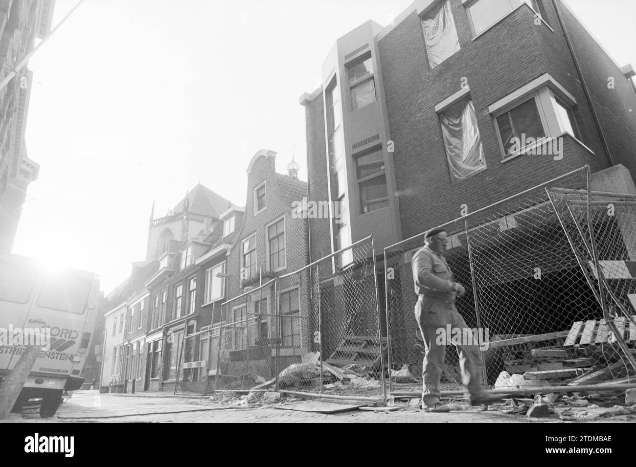 Edifici vecchi e nuovi Lange Begijnestraat, Case e costruzione di case, Haarlem, Lange Begijnestraat, Paesi Bassi, 14-11-1986, Whizgle News dal passato, su misura per il futuro. Esplora le narrazioni storiche, l'immagine dell'agenzia olandese olandese con una prospettiva moderna, colmando il divario tra gli eventi di ieri e quelli di domani. Un viaggio senza tempo che delinea le storie che plasmano il nostro futuro Foto Stock