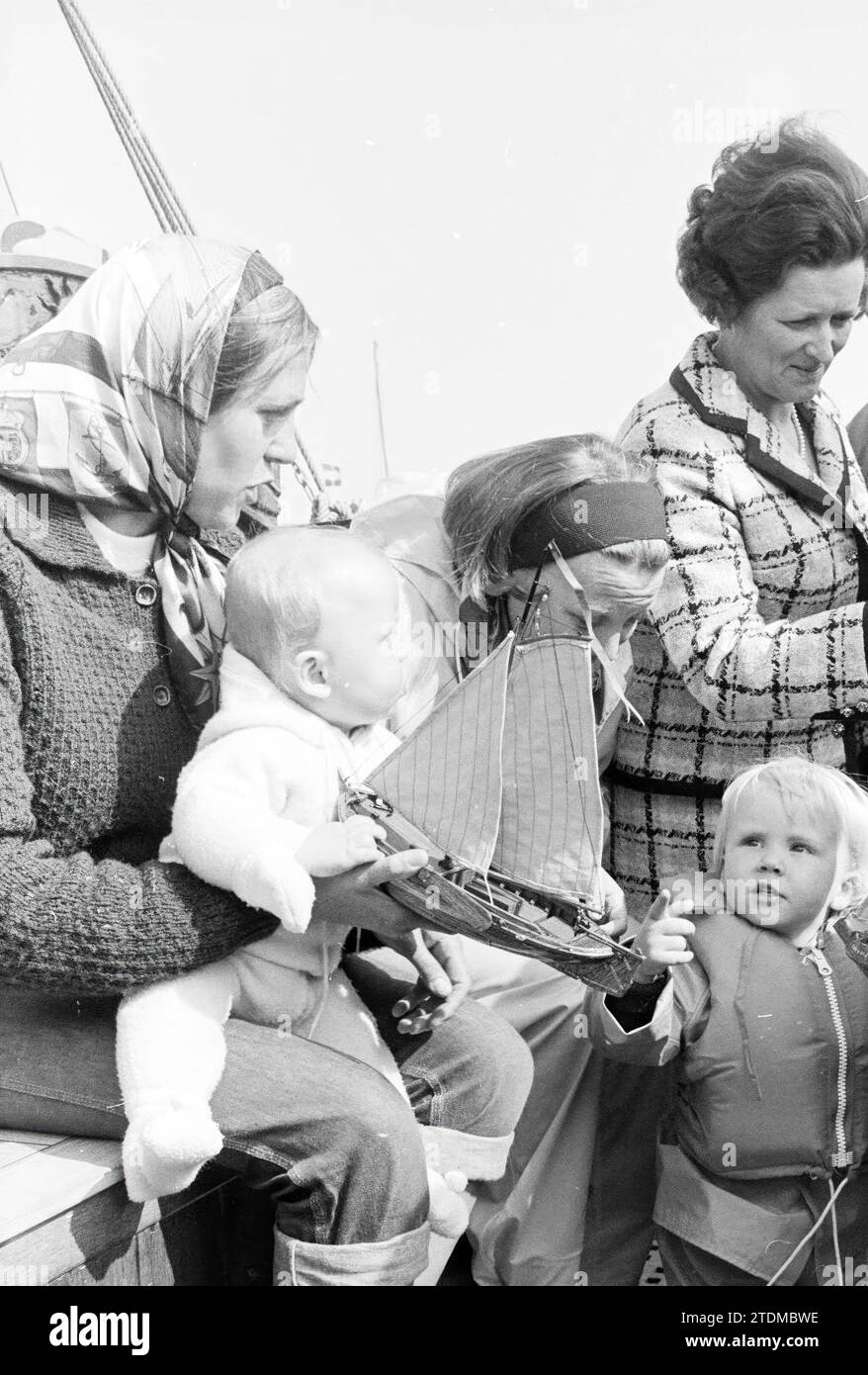 Princess Beatrix and Prince Claus aprono Enkhuizer Marina, Enkhuizen, 07-06-1969, Whizgle News from the Past, su misura per il futuro. Esplora le narrazioni storiche, l'immagine dell'agenzia olandese olandese con una prospettiva moderna, colmando il divario tra gli eventi di ieri e quelli di domani. Un viaggio senza tempo che delinea le storie che plasmano il nostro futuro Foto Stock