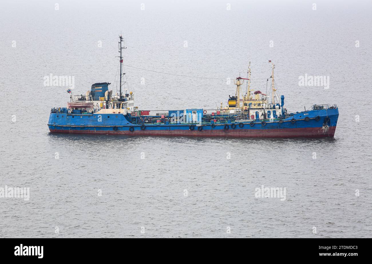 Vecchia autocisterna di bunkeraggio VELTA (Transoil), rifornimento di carburante per navi da crociera, traghetti, navi cargo e container, bandiera russa sull'imbuto, San Pietroburgo, Russia Foto Stock