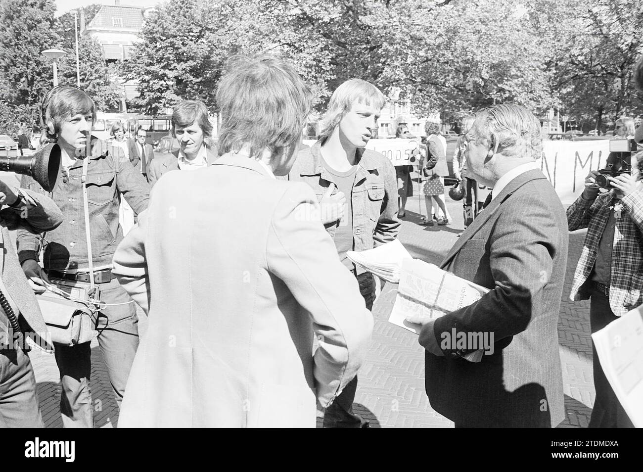 Provinciale di dimostrazione contro il deposito di munizioni Wieringermeer e Bergen, dimostrazione, Prov. Stati Uniti, Prov. Gestione dell'acqua, Provincial House, 24-05-1976, Whizgle News from the Past, su misura per il futuro. Esplora le narrazioni storiche, l'immagine dell'agenzia olandese olandese con una prospettiva moderna, colmando il divario tra gli eventi di ieri e quelli di domani. Un viaggio senza tempo che delinea le storie che plasmano il nostro futuro Foto Stock