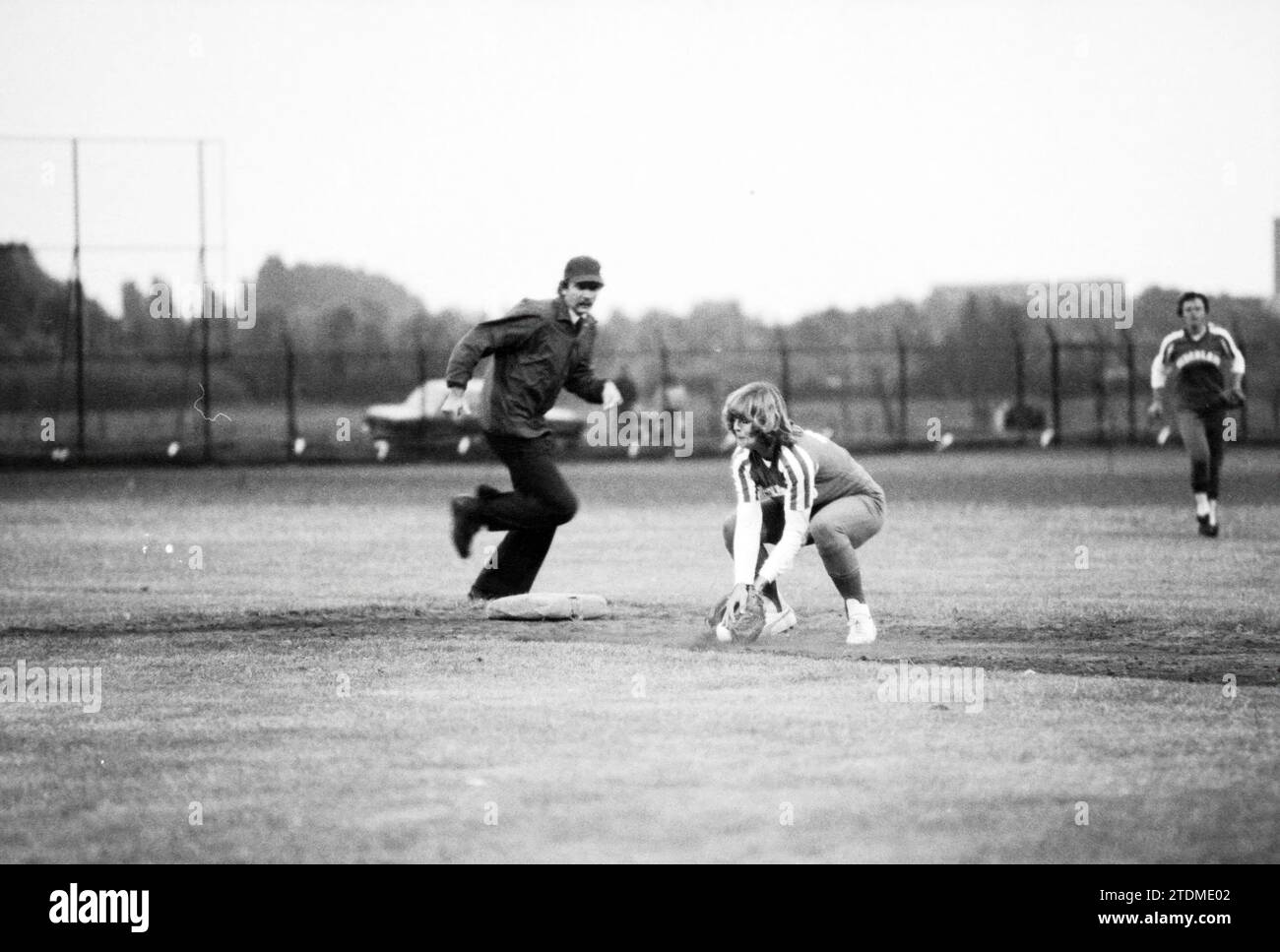 Paesi Bassi - Raybestos and Portraits 4 Players Raybestos, Softball, 19-07-1978, Whizgle News from the Past, Tailored for the Future. Esplora le narrazioni storiche, l'immagine dell'agenzia olandese olandese con una prospettiva moderna, colmando il divario tra gli eventi di ieri e quelli di domani. Un viaggio senza tempo che delinea le storie che plasmano il nostro futuro Foto Stock Paesi Bassi - Raybestos and Portraits 4 Players Raybestos, Softball, 19-07-1978, Whizgle News from the Past, Tailored for the Future. Esplora le narrazioni storiche, l'immagine dell'agenzia olandese olandese con una prospettiva moderna, colmando il divario tra gli eventi di ieri e quelli di domani. Un viaggio senza tempo che delinea le storie che plasmano il nostro futuro Foto Stock