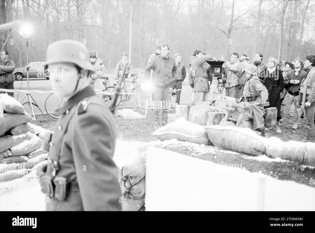 Registrazione di film The Attack di Fons Rademakers, Films, registrazioni di film, 12-03-1985, Whizgle News from the Past, su misura per il futuro. Esplora le narrazioni storiche, l'immagine dell'agenzia olandese olandese con una prospettiva moderna, colmando il divario tra gli eventi di ieri e quelli di domani. Un viaggio senza tempo che delinea le storie che plasmano il nostro futuro Foto Stock