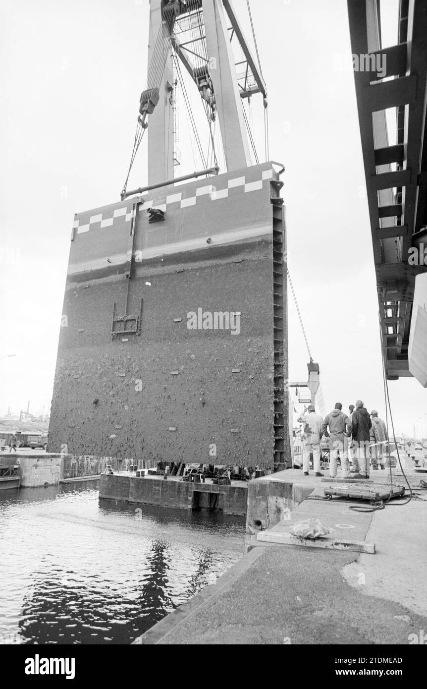 Smantellamento della serratura al centro della serratura, IJmuiden, IJmuiden, Paesi Bassi, 29-05-1994, Whizgle News dal passato, su misura per il futuro. Esplora le narrazioni storiche, l'immagine dell'agenzia olandese olandese con una prospettiva moderna, colmando il divario tra gli eventi di ieri e quelli di domani. Un viaggio senza tempo che delinea le storie che plasmano il nostro futuro Foto Stock