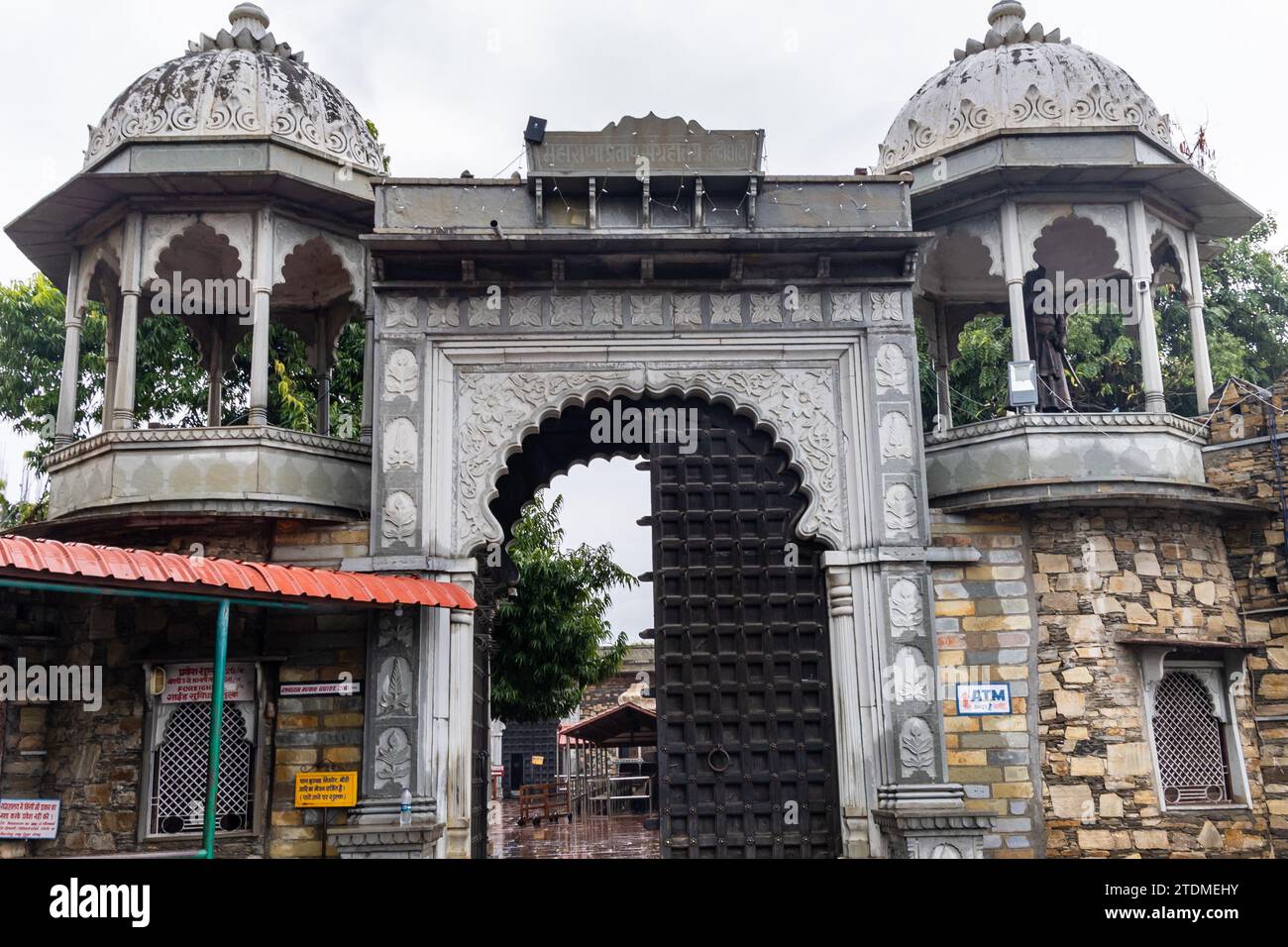 il cancello d'ingresso al museo maharana pratap nelle giornate piovose viene scattata un'immagine ad angolo piatto al museo maharana pratap haldighati rajasthan india. Foto Stock