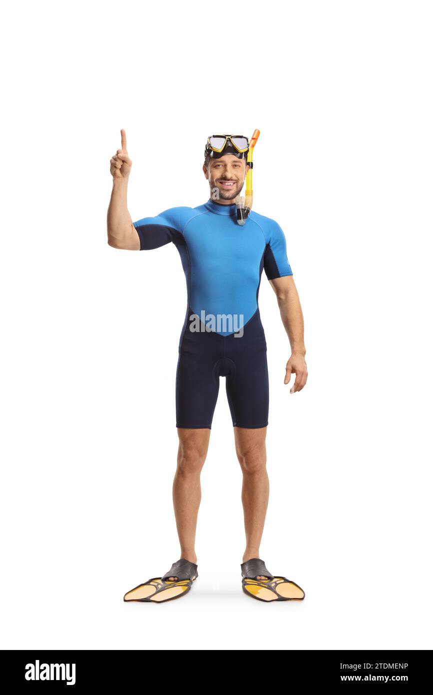 Uomo che indossa un costume da immersione, maschera e pinne che puntano verso l'alto isolato su sfondo bianco Foto Stock