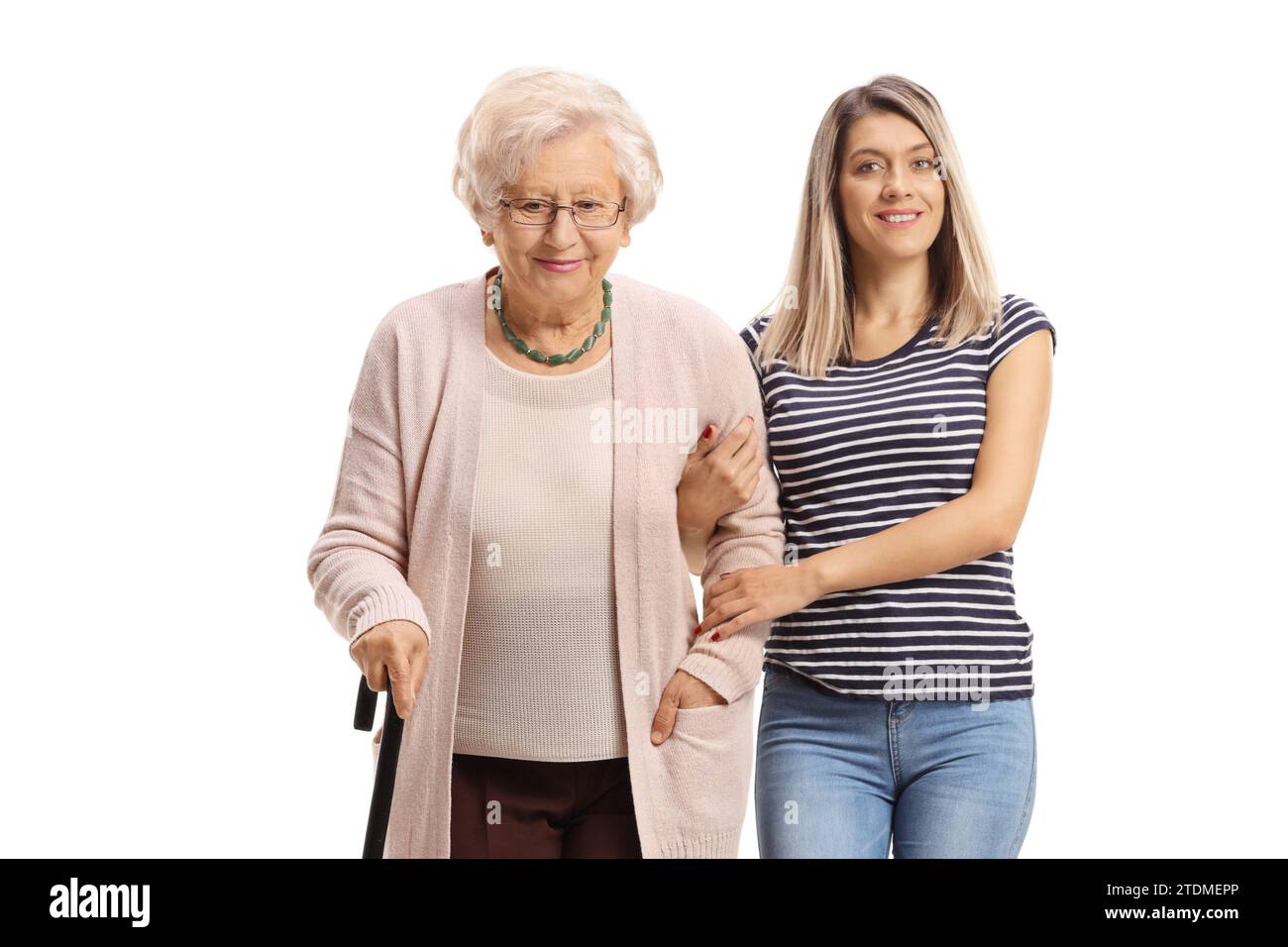 Giovane donna che aiuta una donna anziana isolata su sfondo bianco Foto Stock