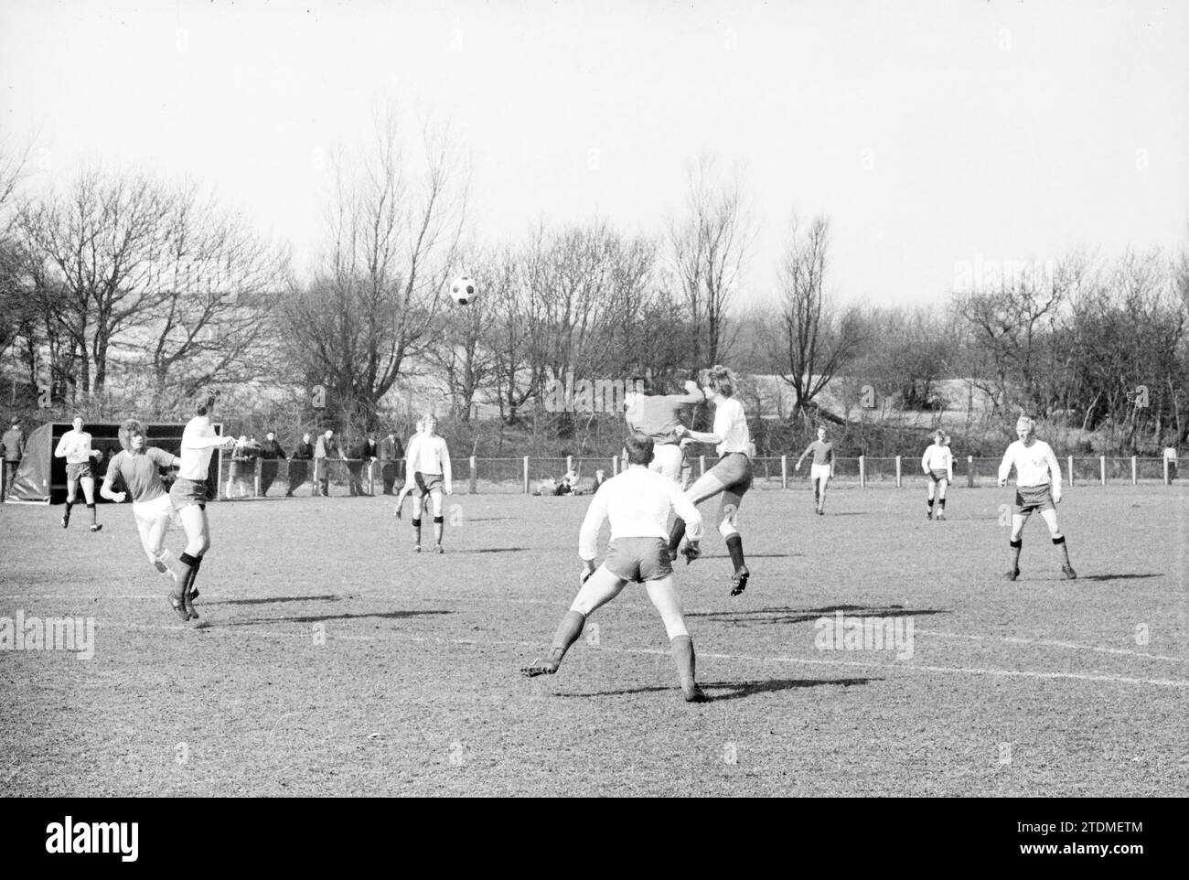 Van Nispen - Teijlingen, calcio, 22-03-1970, Whizgle News from the Past, su misura per il futuro. Esplora le narrazioni storiche, l'immagine dell'agenzia olandese olandese con una prospettiva moderna, colmando il divario tra gli eventi di ieri e quelli di domani. Un viaggio senza tempo che delinea le storie che plasmano il nostro futuro Foto Stock