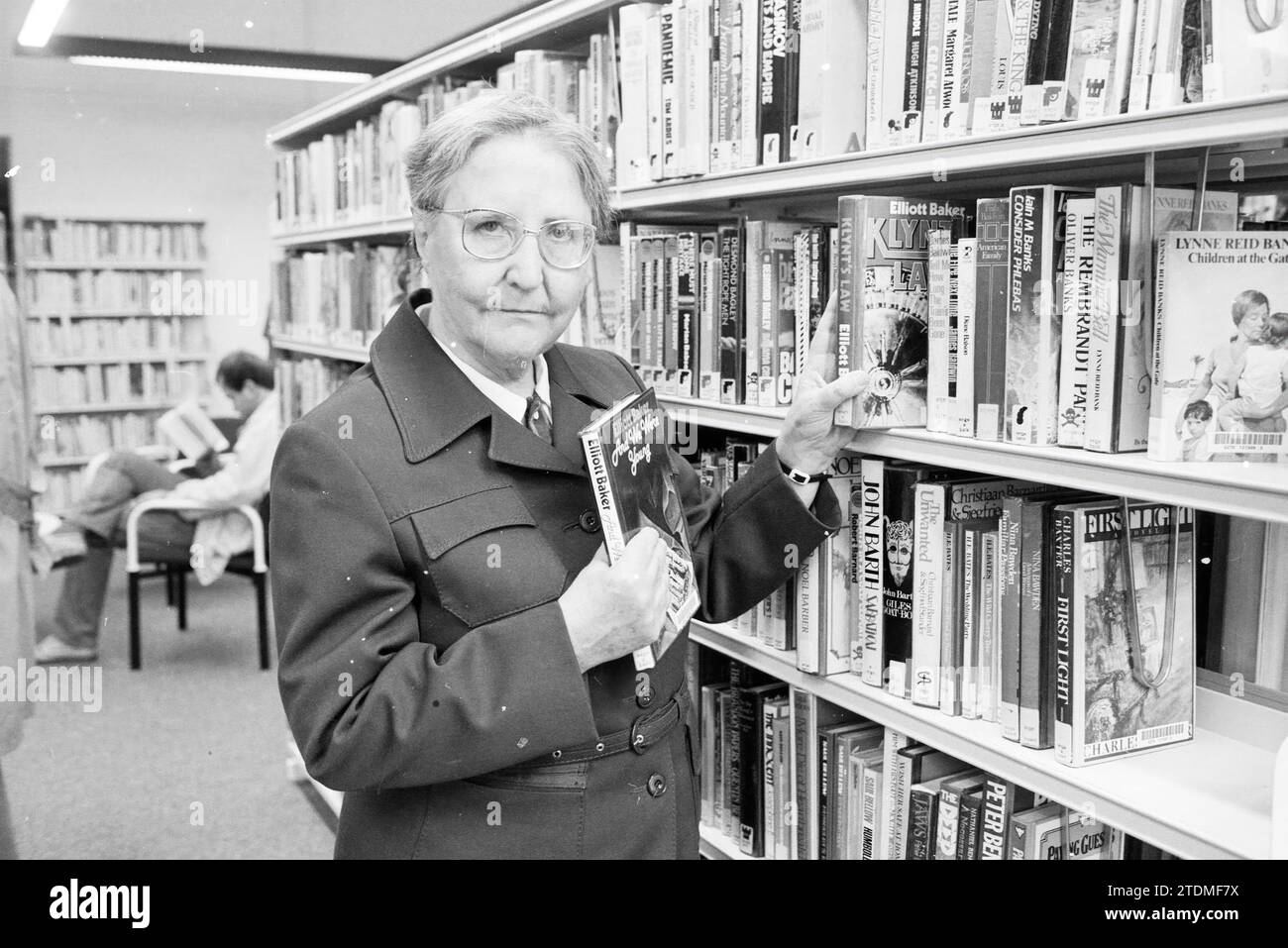 Anziana signora con un libro in mano Elliott Baker in biblioteca, 00-09-1989, Whizgle News from the Past, su misura per il futuro. Esplora le narrazioni storiche, l'immagine dell'agenzia olandese olandese con una prospettiva moderna, colmando il divario tra gli eventi di ieri e quelli di domani. Un viaggio senza tempo che delinea le storie che plasmano il nostro futuro Foto Stock