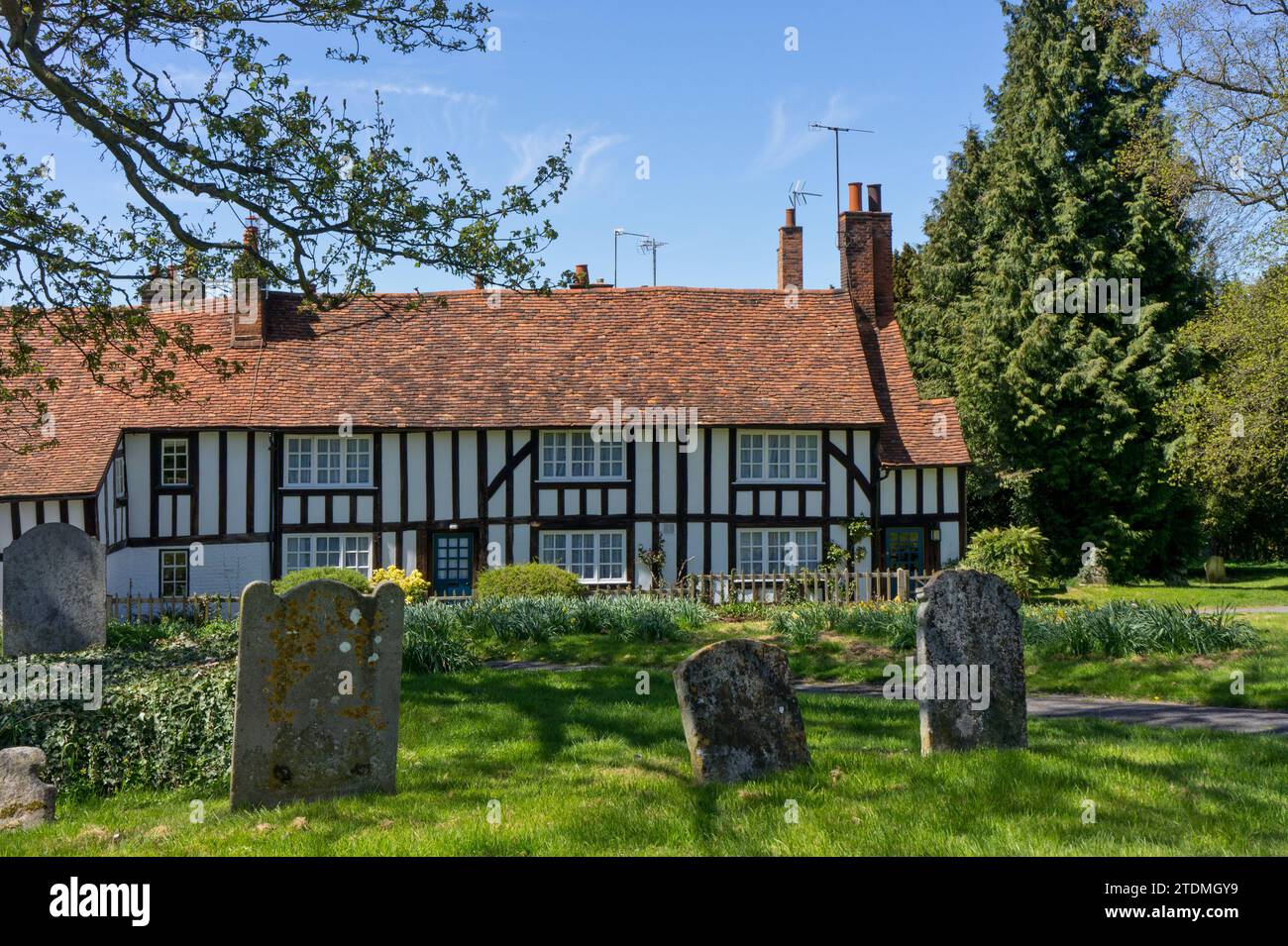 Vecchi cottage in legno per metà adiacenti al sagrato di St Ethelreda, Old Hatfield, Hertfordshire, Regno Unito Foto Stock