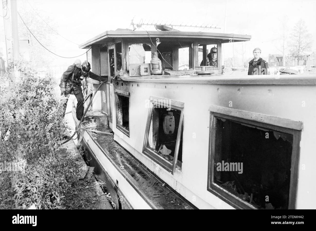 Casa galleggiante antincendio ZB Spaarne, vigili del fuoco, Haarlem, Zuider Buiten Spaarne, paesi Bassi, 26-10-1984, Whizgle News from the Past, su misura per il futuro. Esplora le narrazioni storiche, l'immagine dell'agenzia olandese olandese con una prospettiva moderna, colmando il divario tra gli eventi di ieri e quelli di domani. Un viaggio senza tempo che delinea le storie che plasmano il nostro futuro Foto Stock