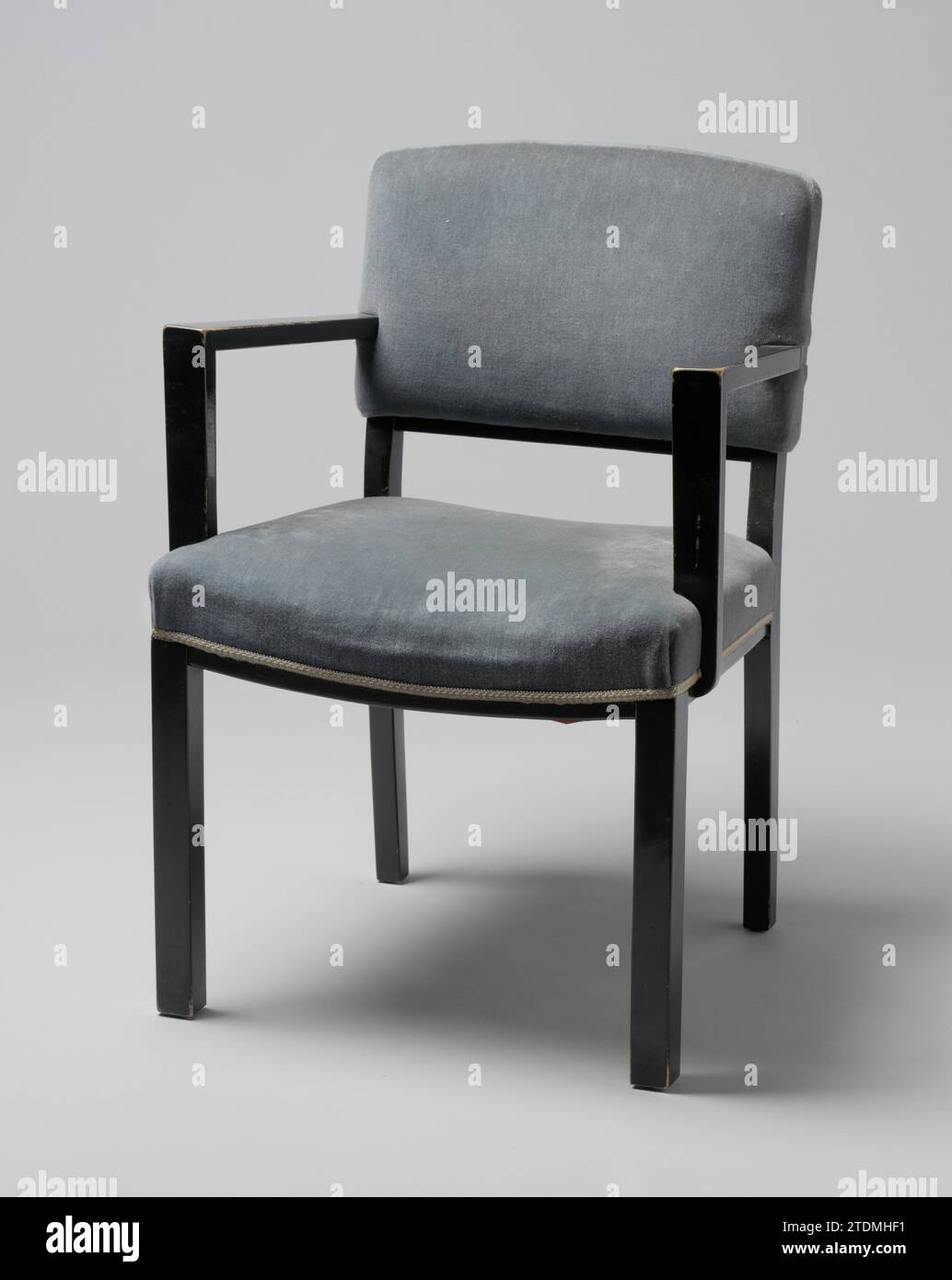 POLTRONA CON BRACCIOLI UIXE A RIGHE BLU - MODERNA CON FINITURE A CHIODO E GAMBE IN LEGNO - PER SOGGIORNO LETTURA - PORTA FINO A 180 KG