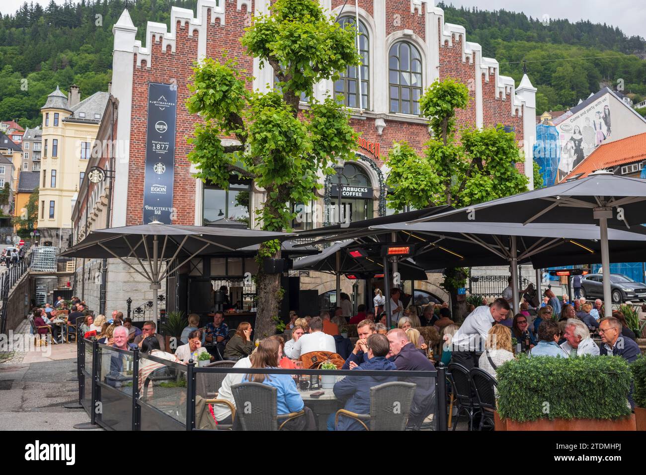 Bergen, Norvegia, 22 giugno 2023: Pesce fresco e ingredienti foraggiati attirano chef curiosi da tutto il mondo per servire residenti e visitatori al B Foto Stock
