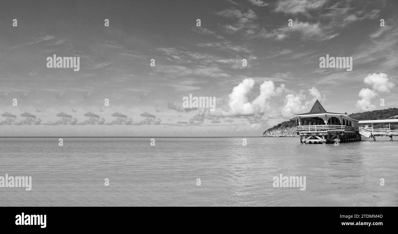 vista panoramica del bungalow nella laguna dell'isola. bungalow sull'acqua nell'acqua della laguna dell'isola. Foto Stock