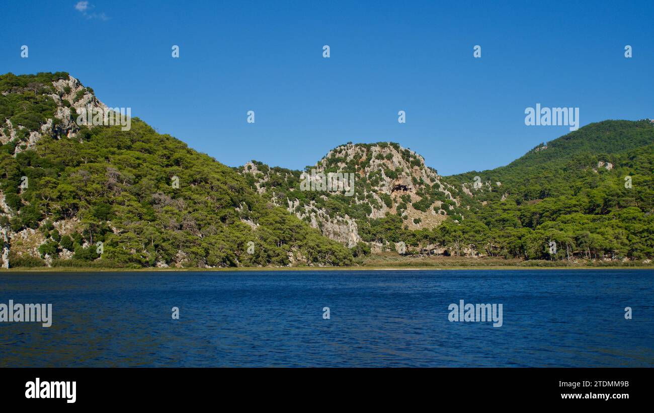 Lago di Köyceğiz a Muğla, Türkiye occidentale. Montagne rocciose e boscose e lago blu. Paesaggio naturale di fronte al cielo blu. Foto Stock