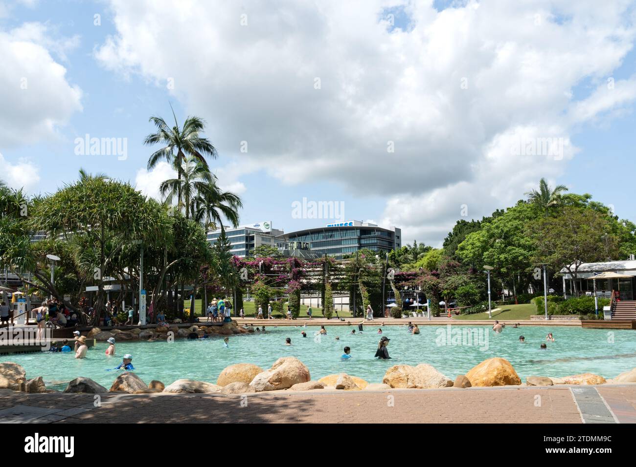 Piscina pubblica e spiaggia artificiale a South Bank Parklands, Brisbane, Australia Foto Stock