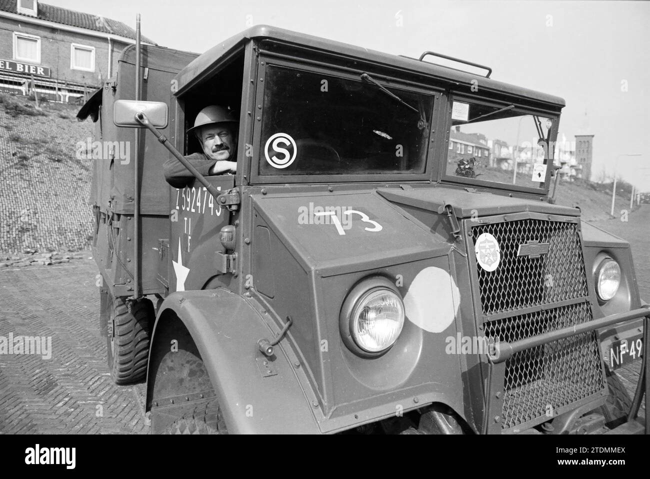 Old Army Truck, IJmuiden, IJmuiden, Paesi Bassi, 20-04-1993, Whizgle News dal passato, su misura per il futuro. Esplora le narrazioni storiche, l'immagine dell'agenzia olandese olandese con una prospettiva moderna, colmando il divario tra gli eventi di ieri e quelli di domani. Un viaggio senza tempo che delinea le storie che plasmano il nostro futuro Foto Stock