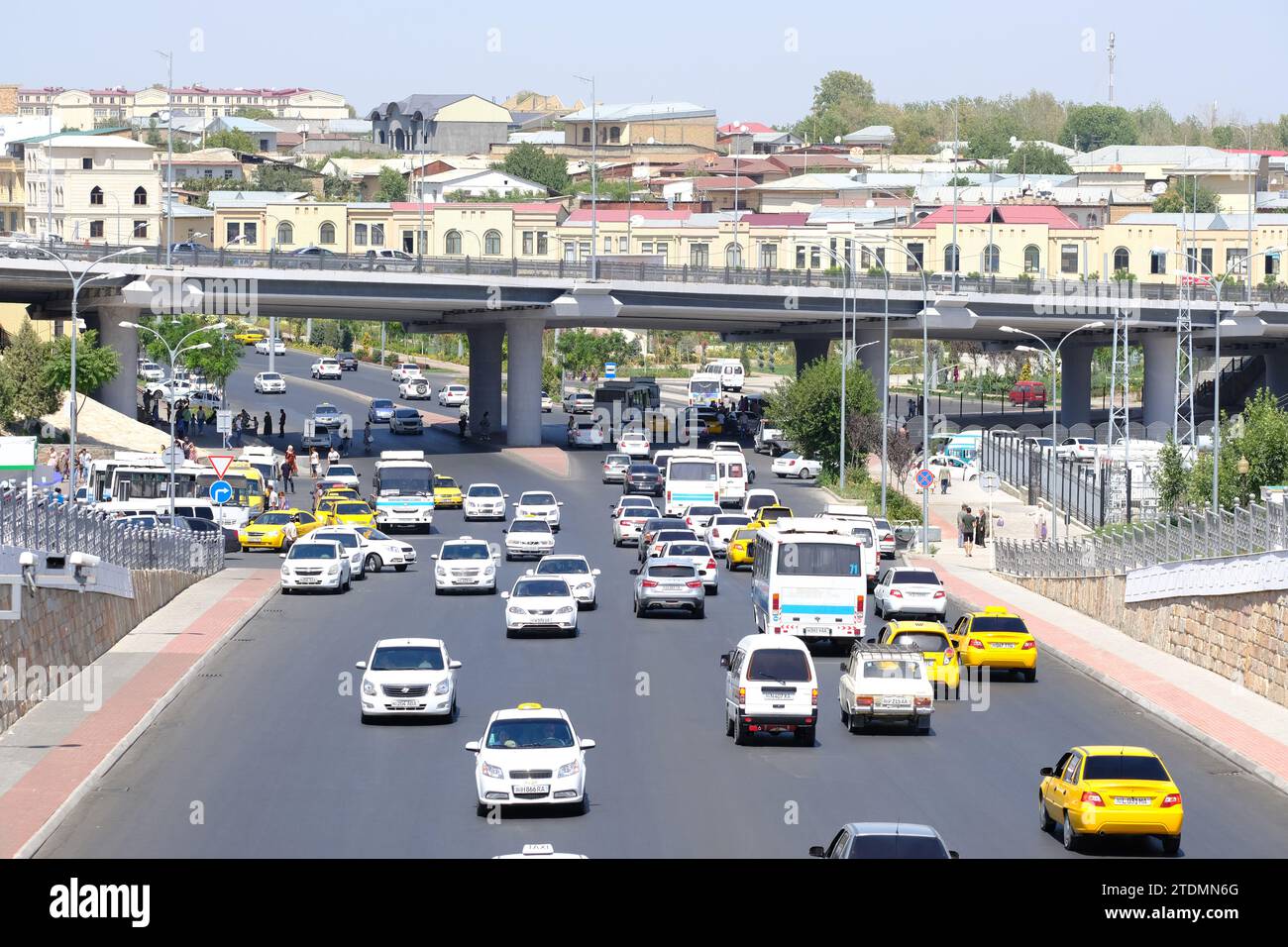 Samarcanda Uzbekistan strada trafficata con traffico e taxi nell'agosto 2022 Foto Stock