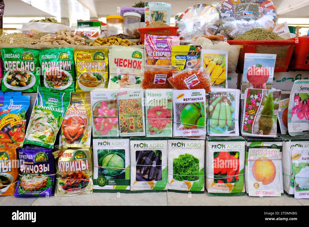 Samarcanda Uzbekistan pacchetti di sementi da giardino per frutta e verdura in vendita in un bazar locale del mercato di Siyob Foto Stock