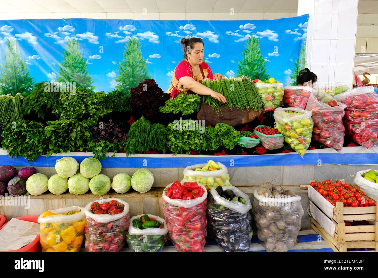 Samarcanda Uzbekistan una commerciante di mercato femminile che vende erbe e verdure fresche al bazar Siyob Market nel 2022 Foto Stock