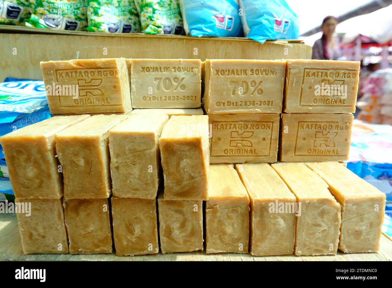 Blocchi di sapone locali di Samarcanda Uzbekistan in vendita nel bazar locale del mercato di Siyob nel 2022 Foto Stock