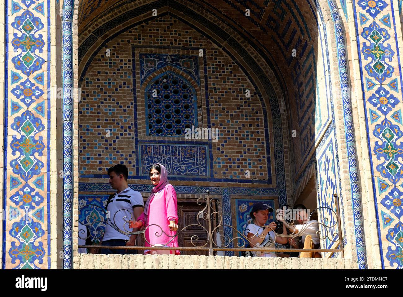 Visitatori del Registan a Samarcanda in Uzbekistan nell'agosto 2022 Foto Stock